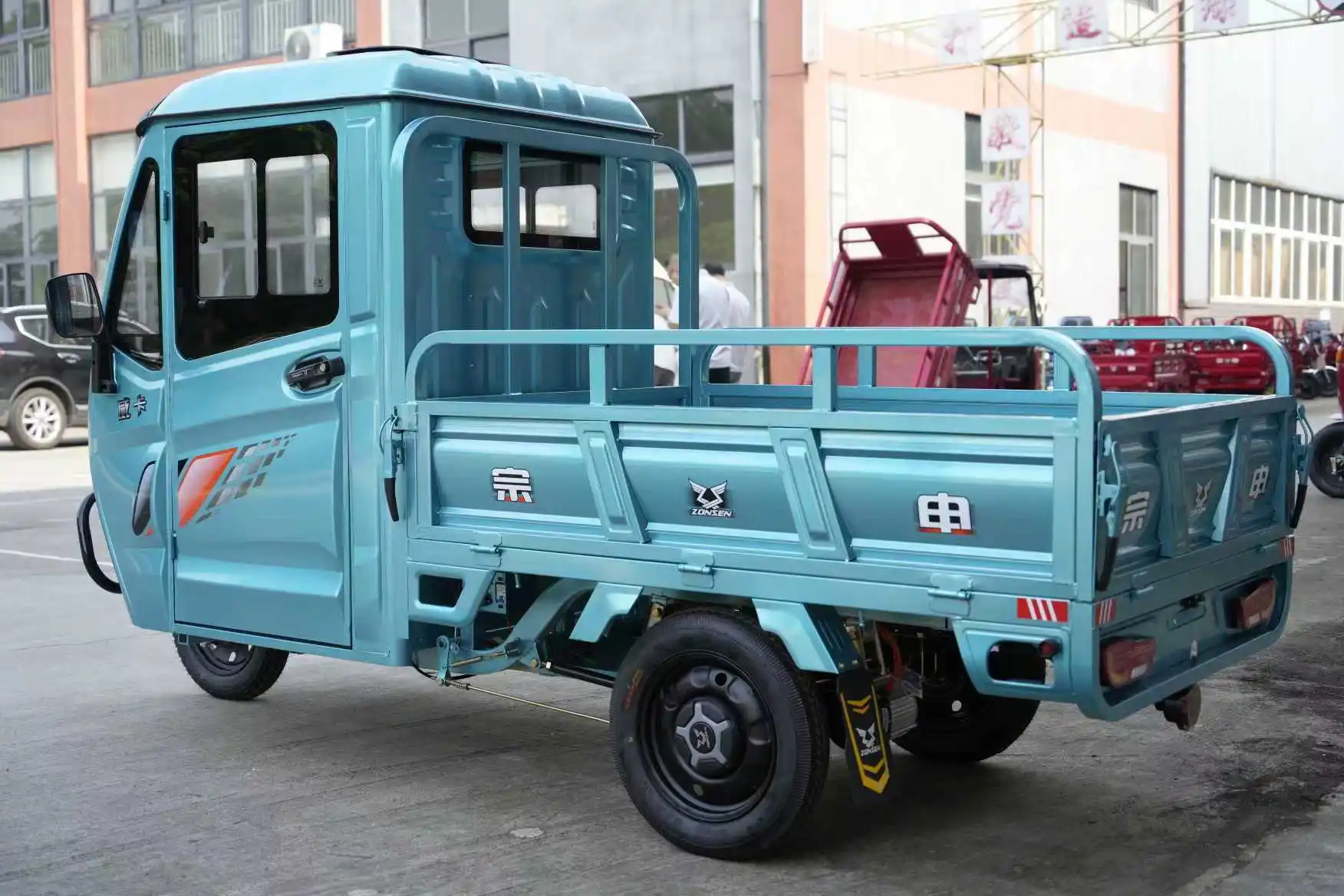 1200w 60v Full Closed Cab Cargo 1.5*1m Cargo Box 2 Speed Transmission Adult Electric Tricycle Cargo Rickshaw with Bumper