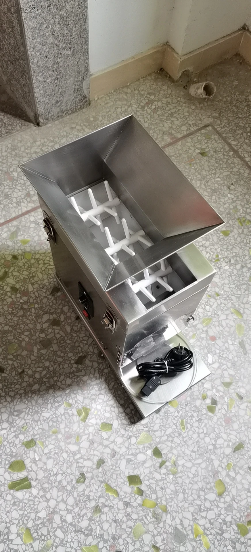 Shineho лидер продаж машина для приготовления Нигири суши и риса производства рисовых шариков ресторана
