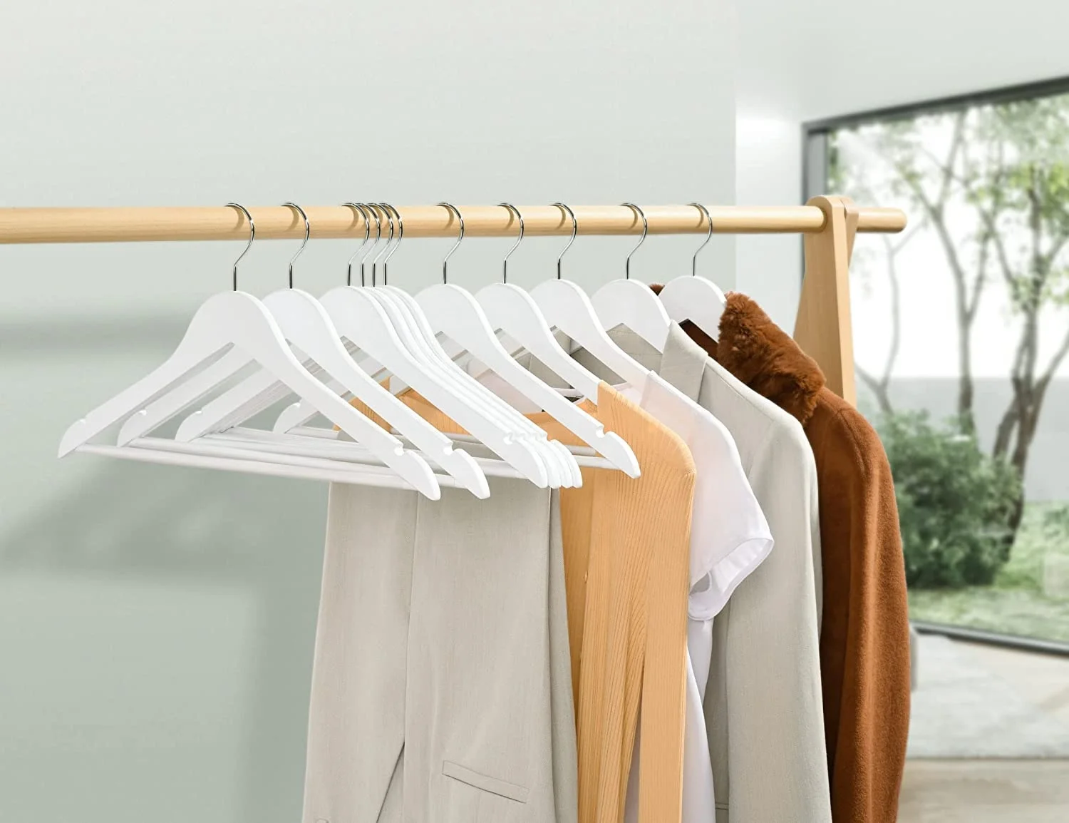 Manufacturer wholesale white wooden suit hanger clothing hangers for coat