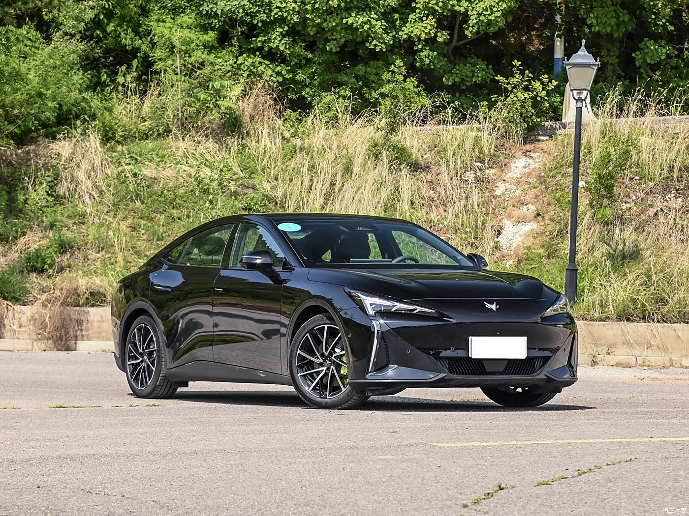 Alpha S5 Высокая жесткость кузова средний и большой Новый энергетический автомобиль спортивный стиль купе Michelin PS4 Высокопроизводительные шины 800 В силиконовые