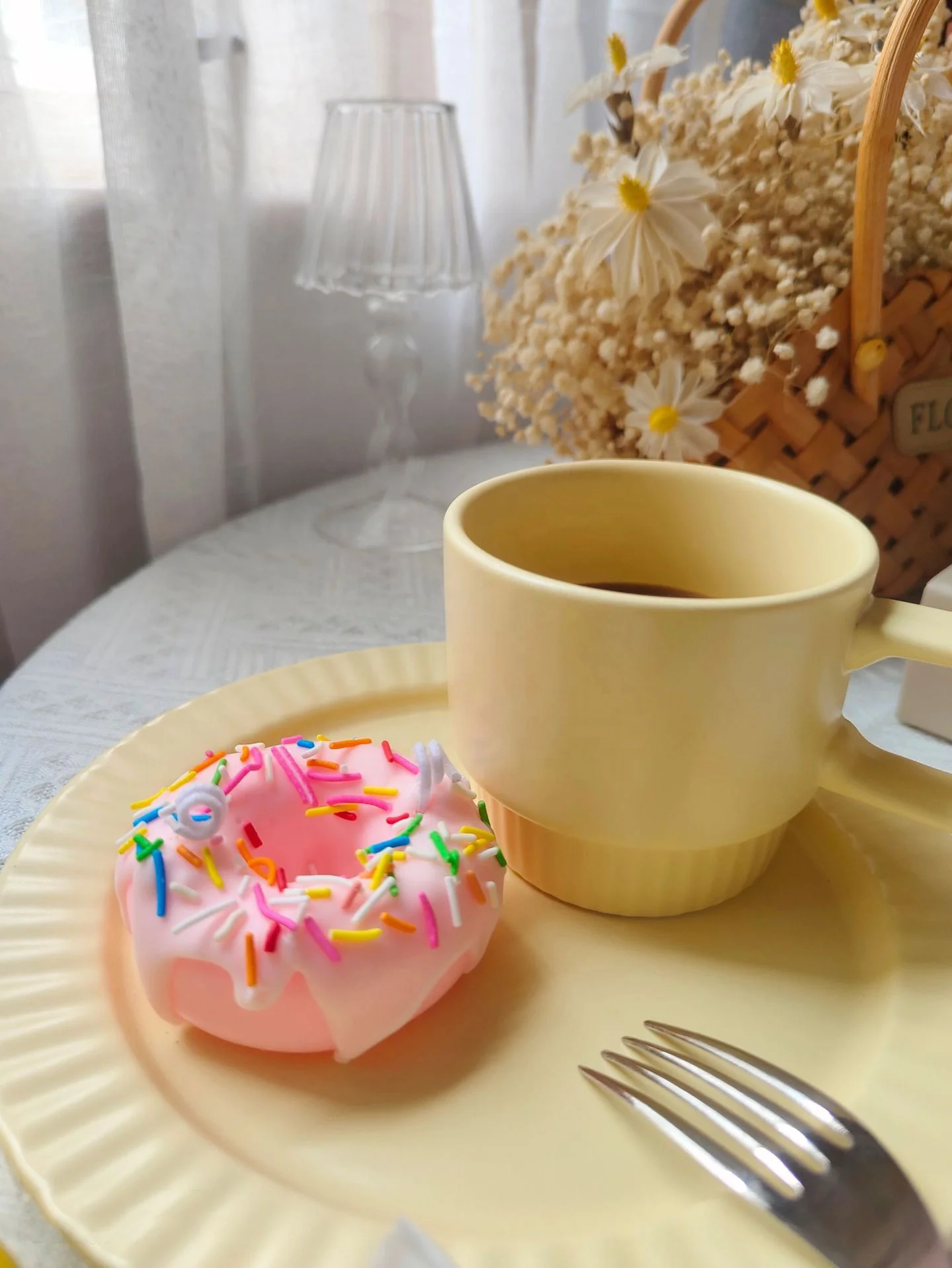 Wholesale Cute handmade donut dessert scented candles food aroma candles supplier desert candles
