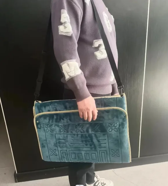 Fashion Islamic Foldable Prayer Rug Sajadah Travel Muslim Wholesale Prayer Mat Fleece Polyester Square Non Woven Bag Mosque