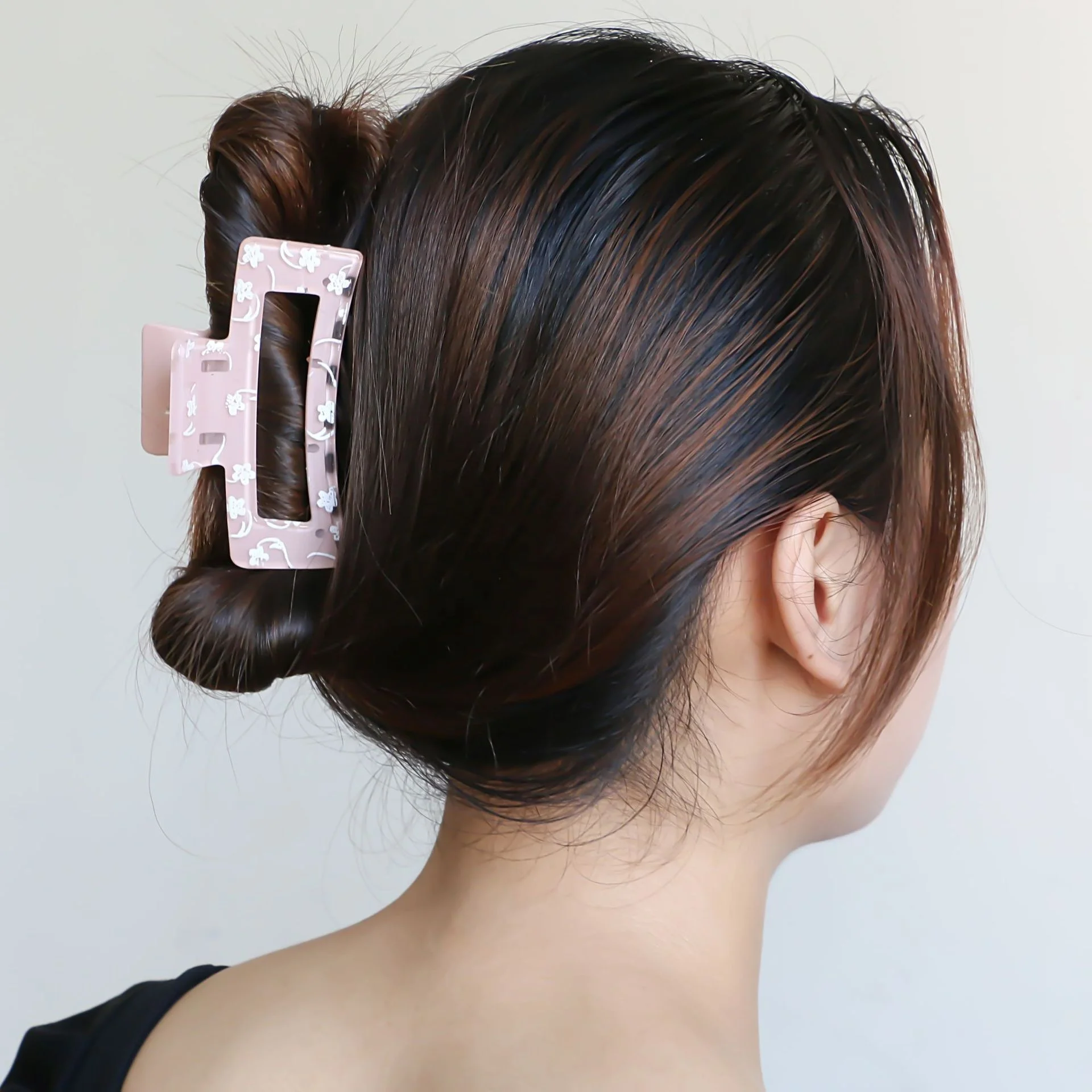 Ziming New 8 CM Big Size Floral Printed Hollow Shinny Acrylic Hair Claw Glossy Flower Pattern Acrylic Shower Hair Clip Hair Grip