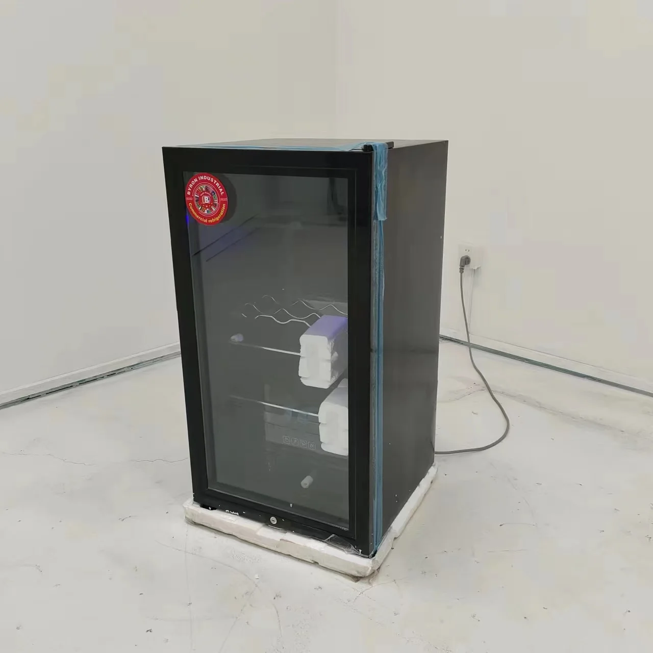 Best Selling China Manufacturer Hotel Home Office Use Mini Refrigerator Glass Door Drink Refrigerator