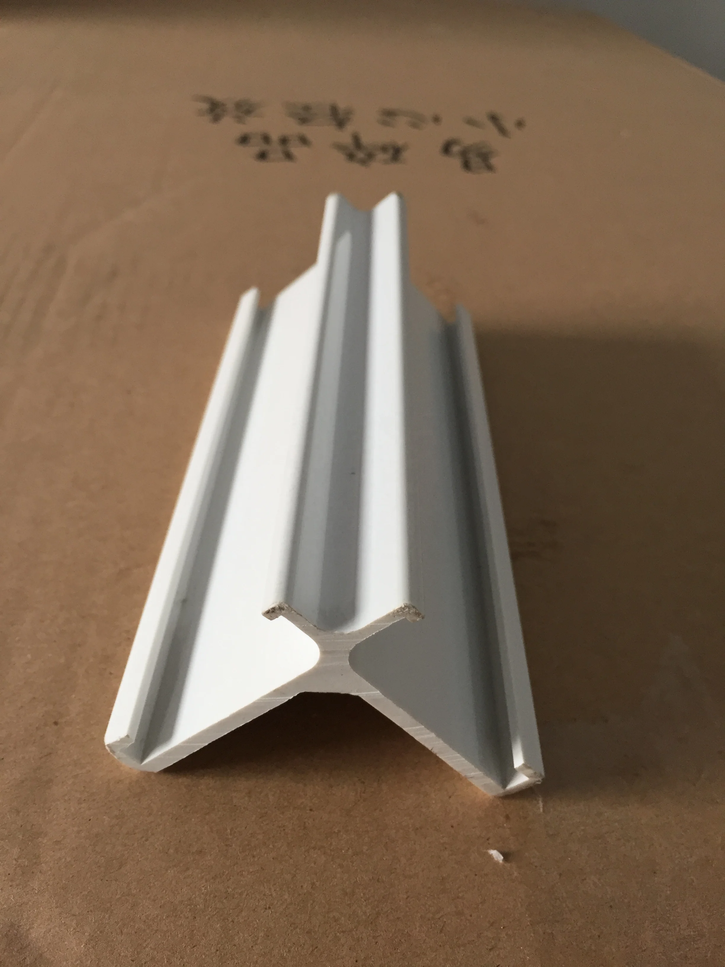 Изготовитель изготовленный на заказ экструзионный ПВХ пластиковый профиль с защитой от ультрафиолета для строительства и украшения