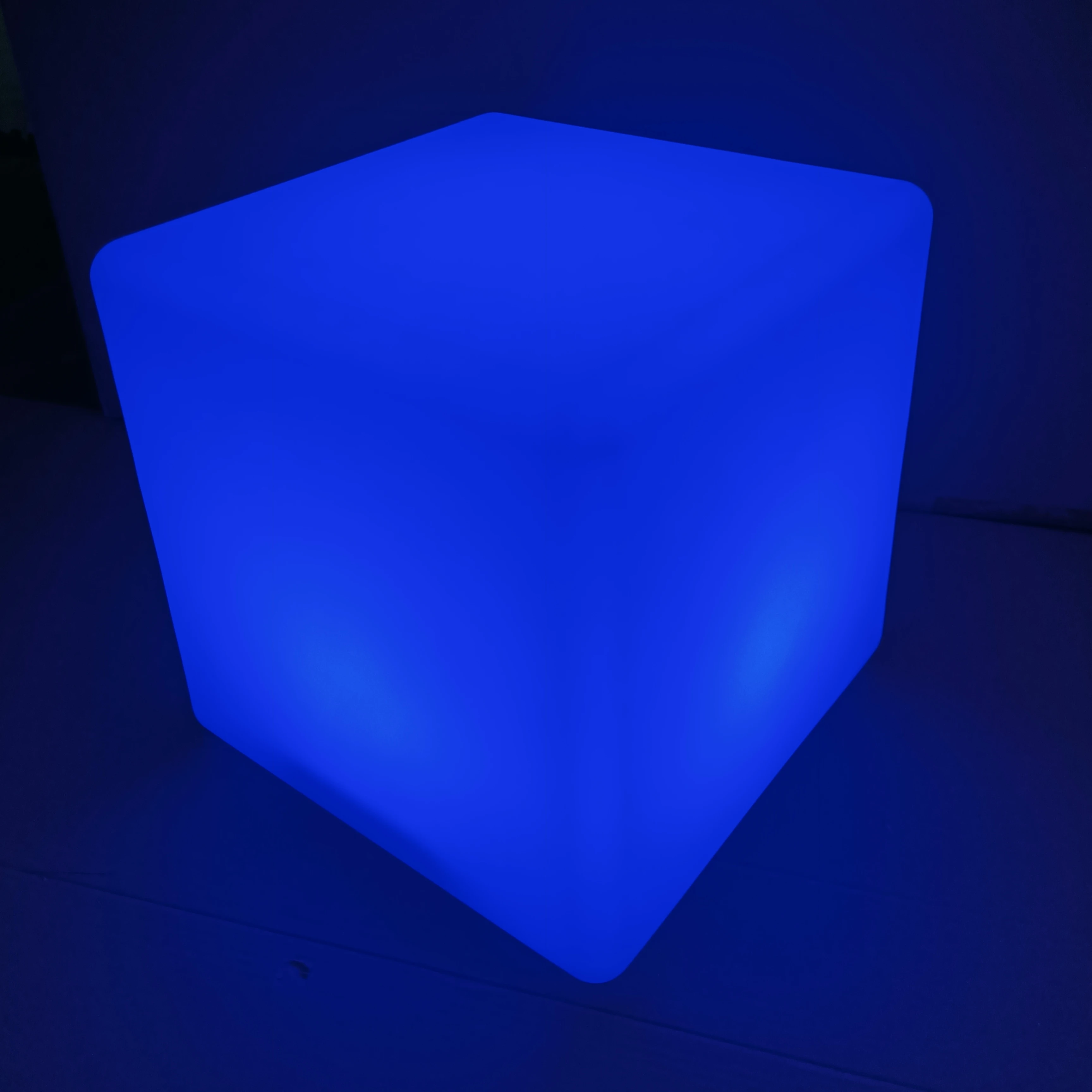 Кресло и стол со светодиодным пультом