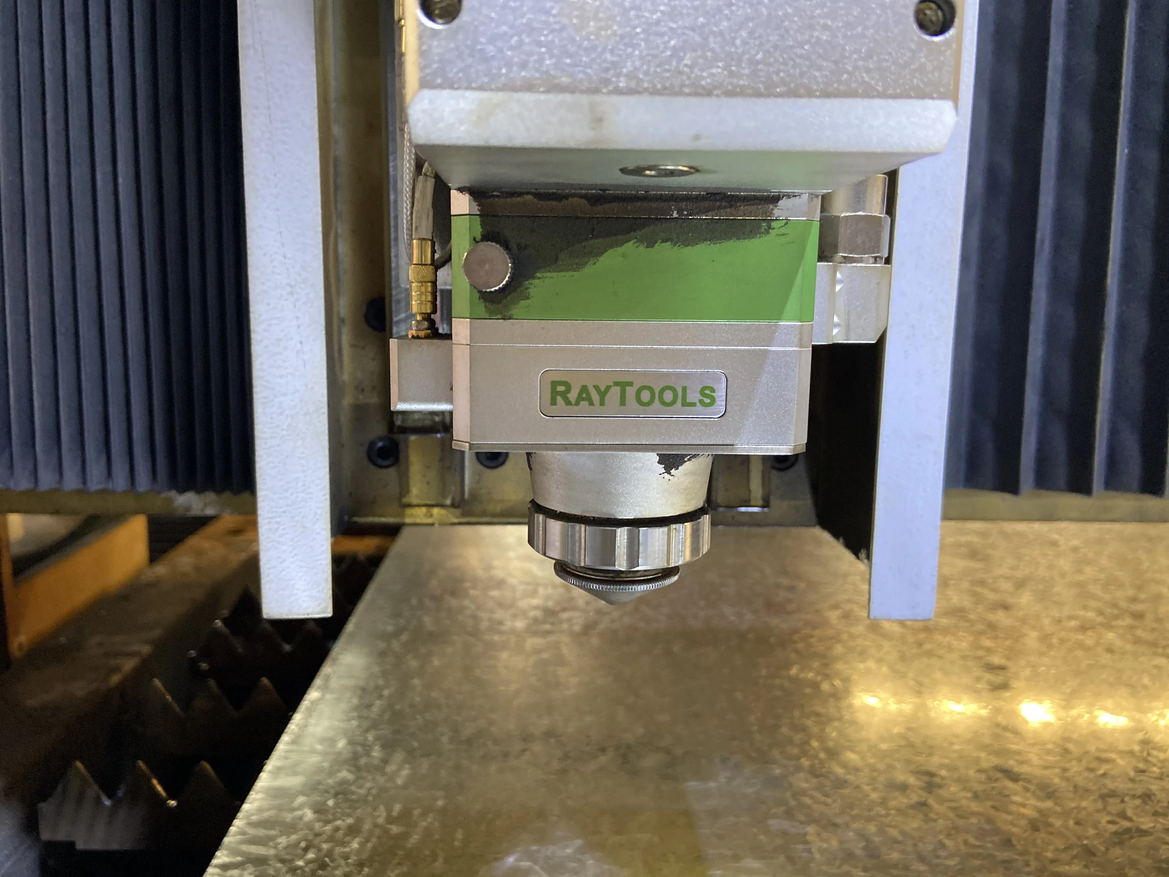 High quality and hot sale 3000mm*1500mm fiber laser cutting machine with free water cooling and blower