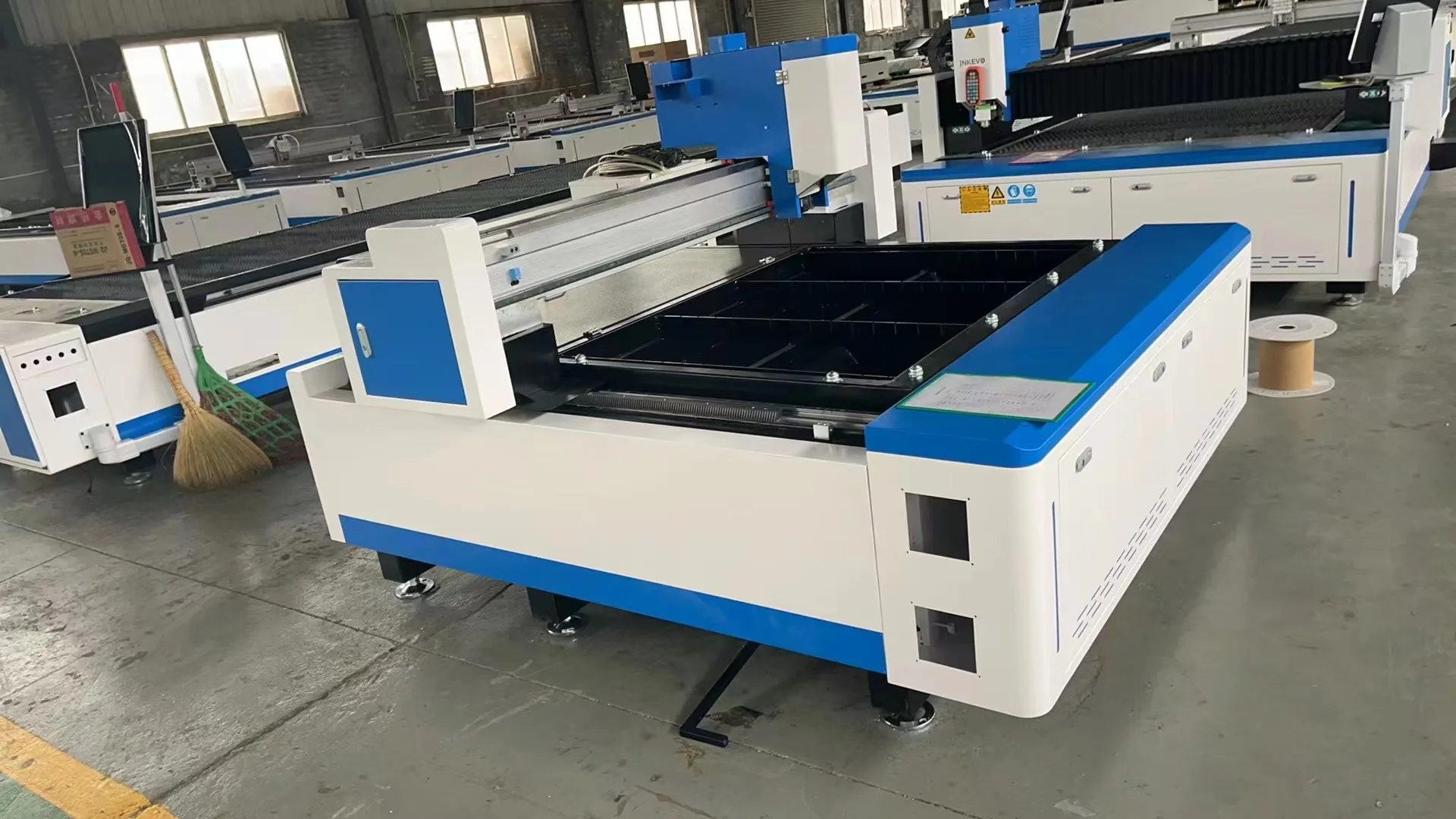 stainless steel Cut Equipment carbon steel Cutter 1390  metal Fiber Laser Cutting Machine with surrounding cover