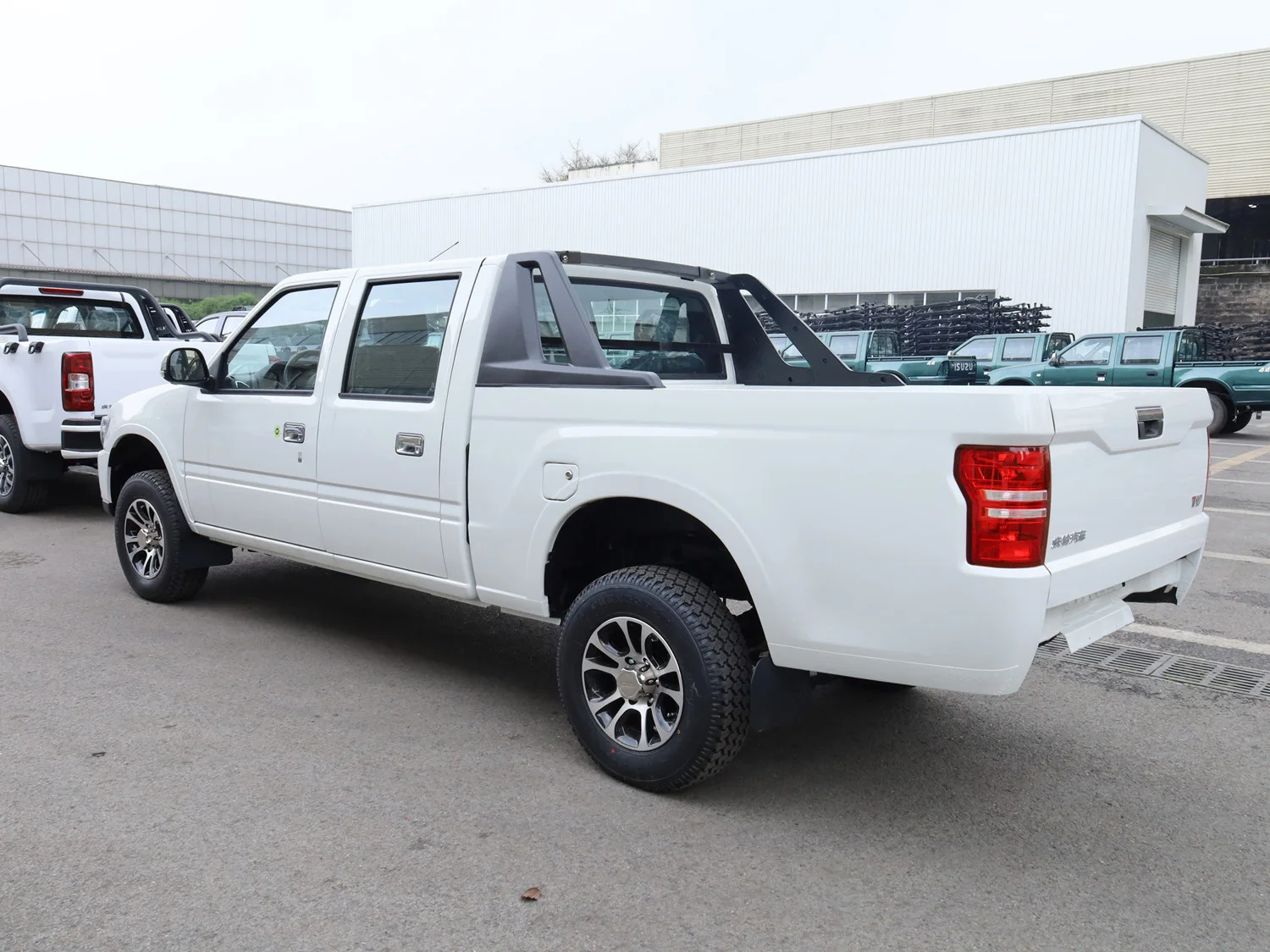 New Appearance TF Pick up two colors double cabin 4x4 diesel engine pickup truck mini cargo trucks for sale