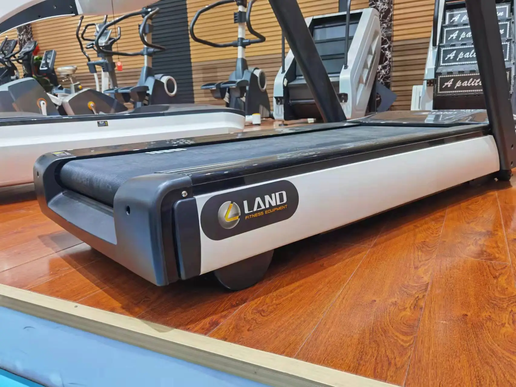 LAND FITNESS commercial use LCD screen using high quality Commercial Treadmill