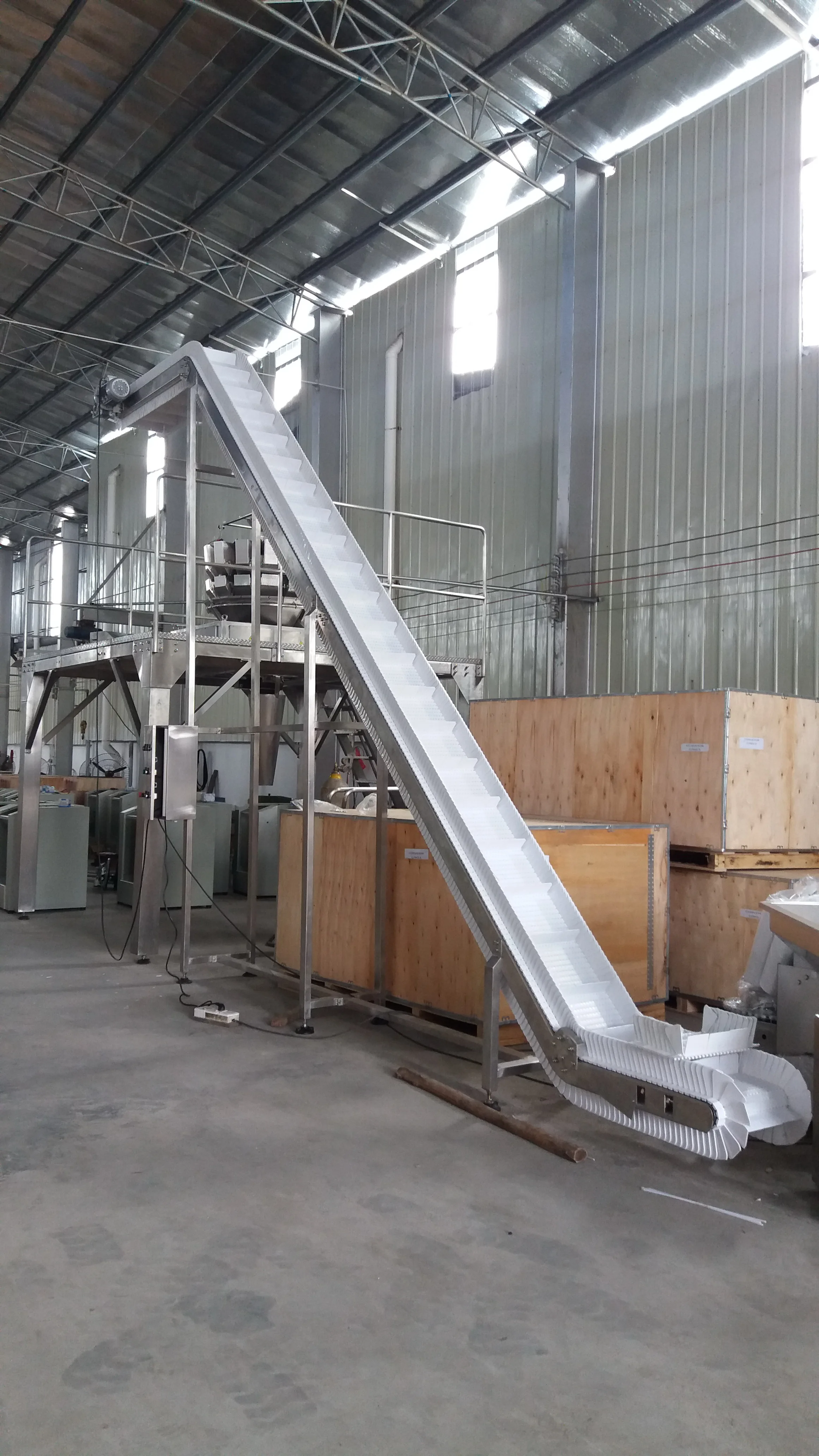 Industrial climbing White food grade PVC belt conveyor elevator with vibration feeder hopper