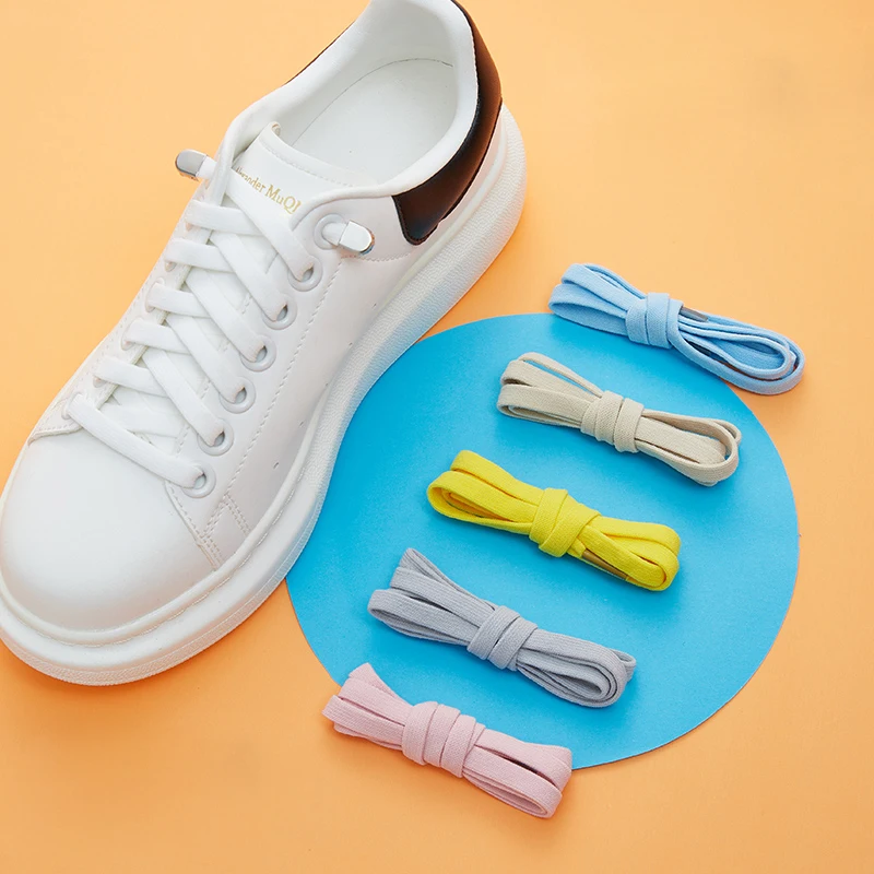 Ленивых людей не нужно завязывать с эластичной резинкой на сплошной подошве; Обувь белого цвета для мужчин, женщин и детей плюшевые тапочки с ремешком сзади и пряжкой; С кружевом