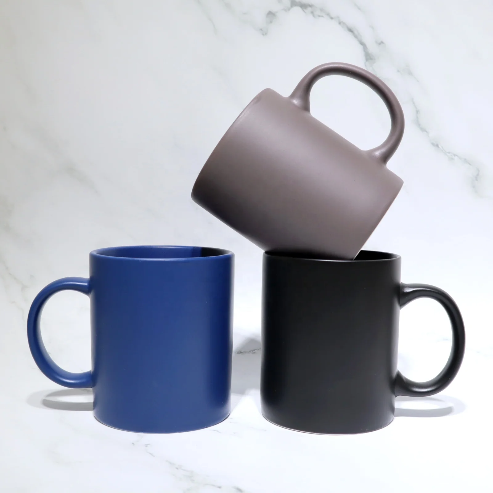 
Porcelain Coffee Mugs And Ceramic Tea Cups Wholesale Blue/Grey/Black Matte Glaze Ceramic Mug Cheap Ceramic Mug With Color Handle 