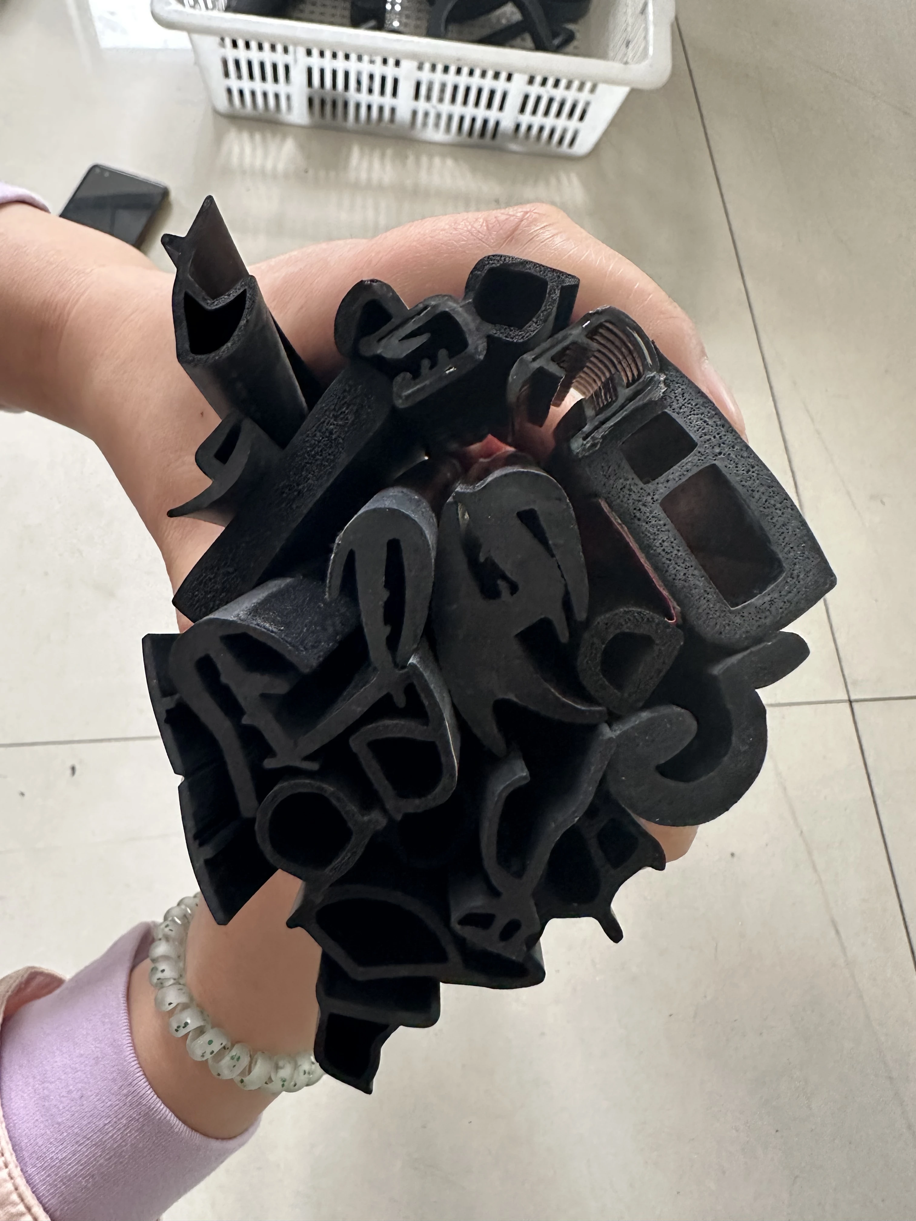 Supply various specifications of rubber sealing strips, EPDM extruded rubber strips, EPDM sealing strips