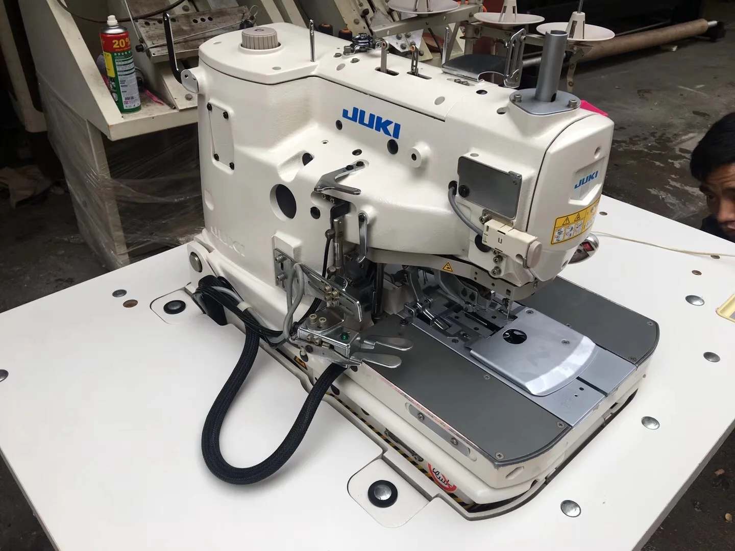 jukis 3200 used Electronic Eyelet Button Hole computer button holing Making Industrial Sewing Machine With Upper Trimmer Price