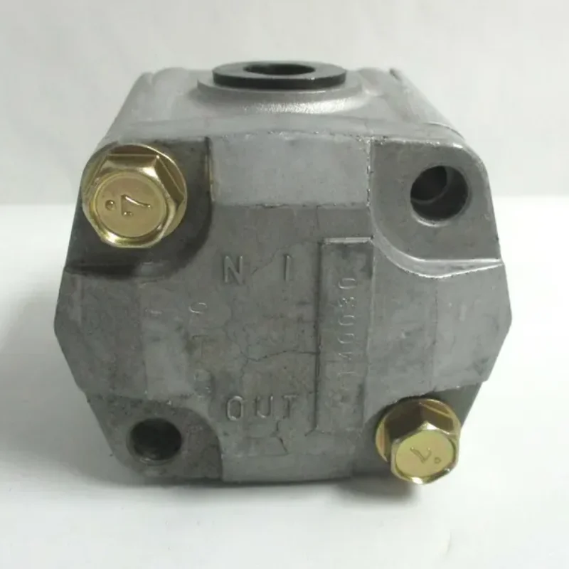 67980-36100 GENUINE OEM KUBOTA HYDRAULIC PUMP D722 D782 GPO-100