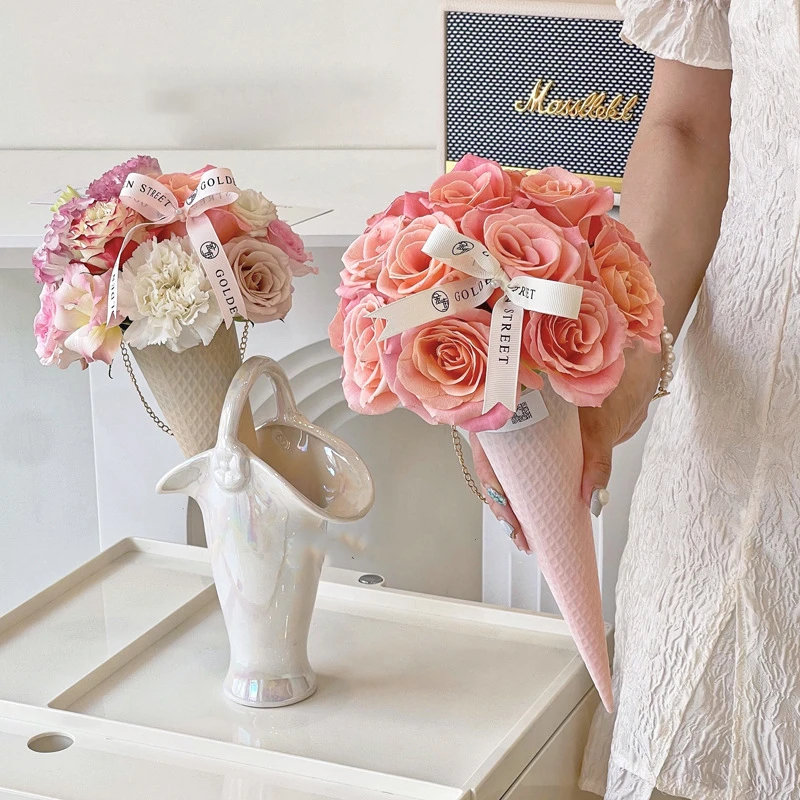 Ice cream cone shape flower box small portable hand hold hanging rose flower bouquet florist floral flower packaging with handle