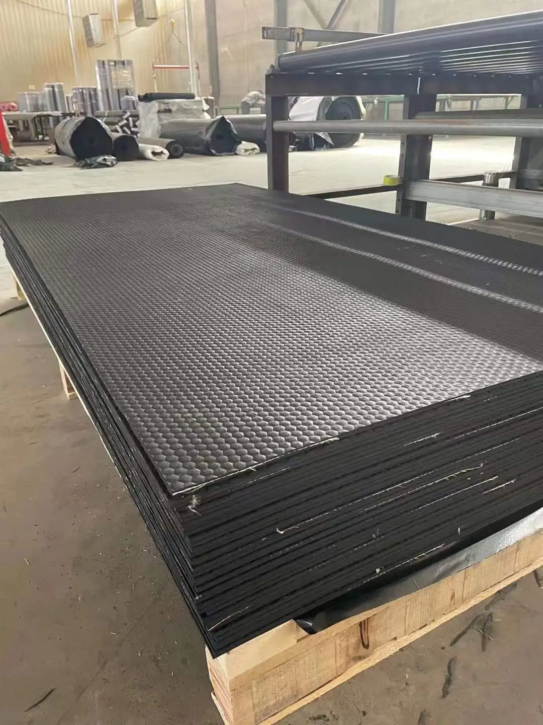 Cold insulation agricultural rubber pig stall mats for piglets and pigs