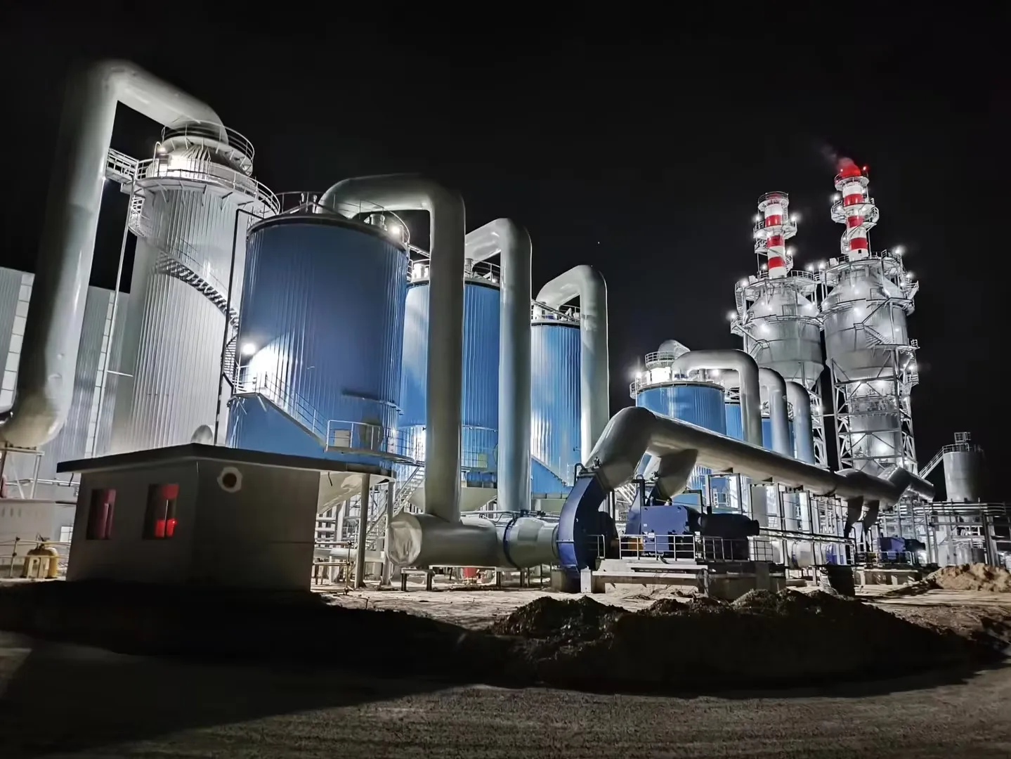 Vertical high-voltage power supply control honeycomb structure tower equipment for capturing tar and asphalt smoke