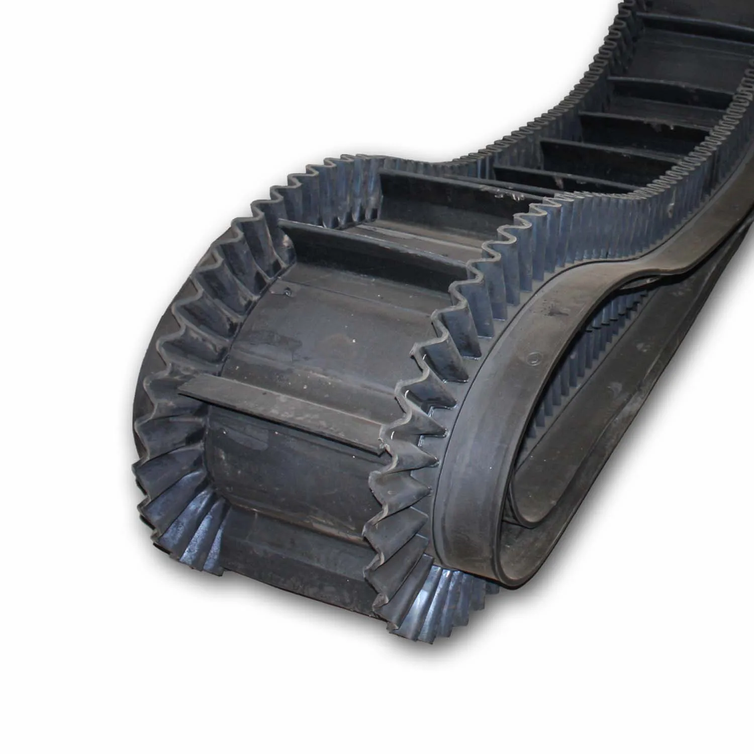 Steep angle corrugated sidewall rubber conveyor belt
