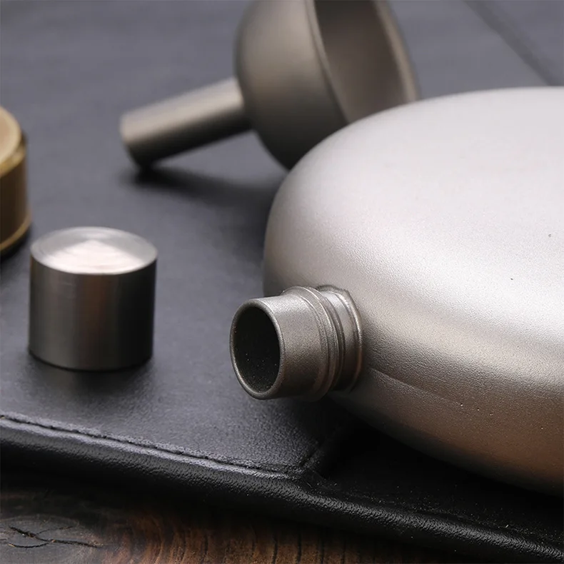 Mini 6oz Pure Titanium Ultralight Hip Flask Portable Wine Bottle Pocket Flasks Alcohol Bottle with Funnel