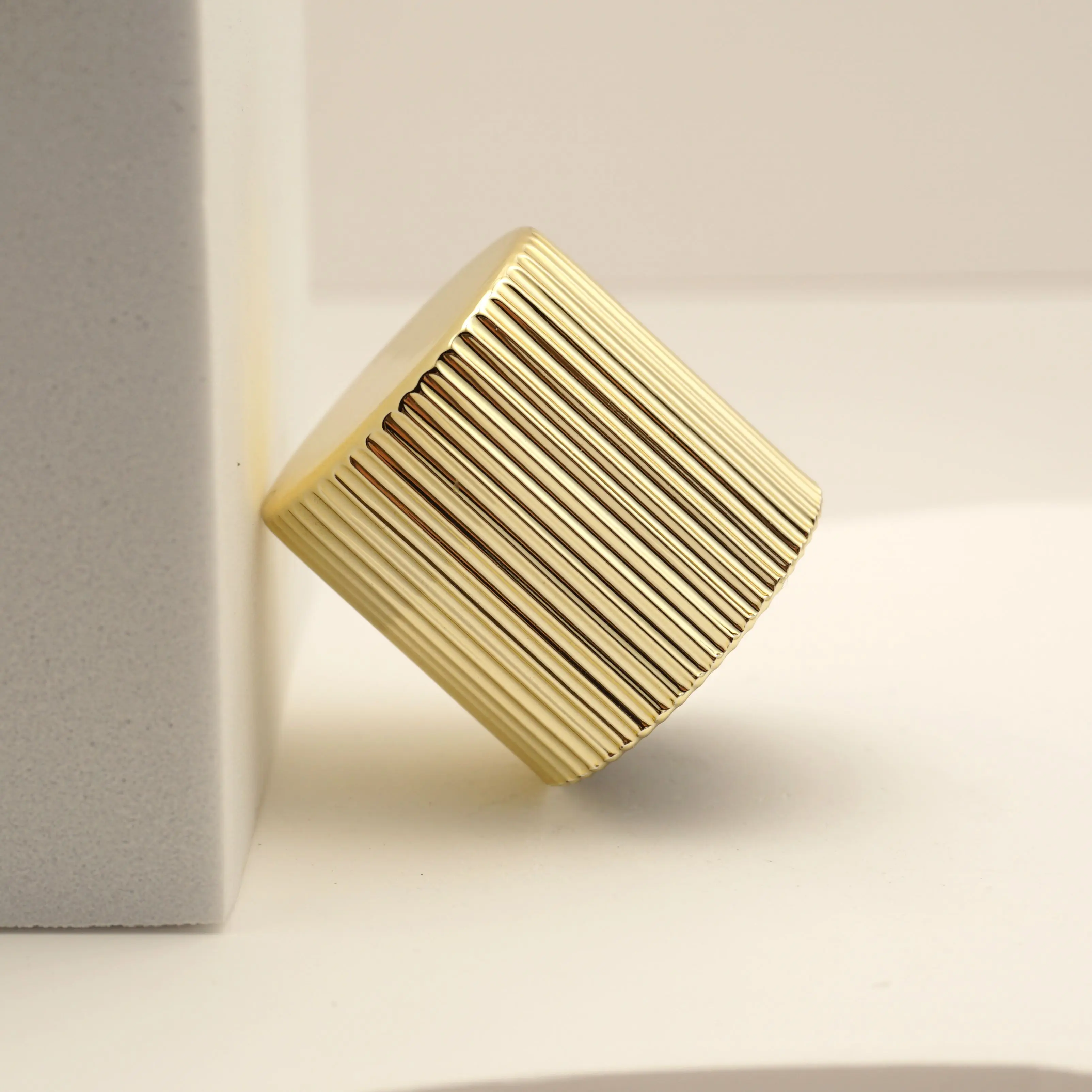 Factory Wholesale Quality 15mm ABS Plastic Perfume Cap Custom FEA15 Bottle Cap for Perfume Packaging