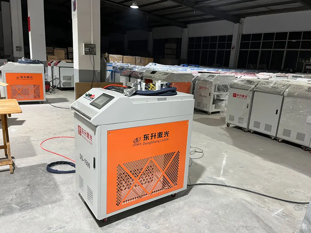 Fiber Laser cleaning machine 1000W 2000W handheld fiber laser cleaning stainless steel paint laser rust removing cleaner mach