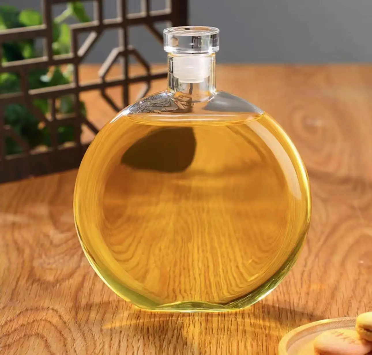 Popular 250ml Clear Oblate Shape Beverage Whisky Brandy Wine Beer Glass Bottle With Lid
