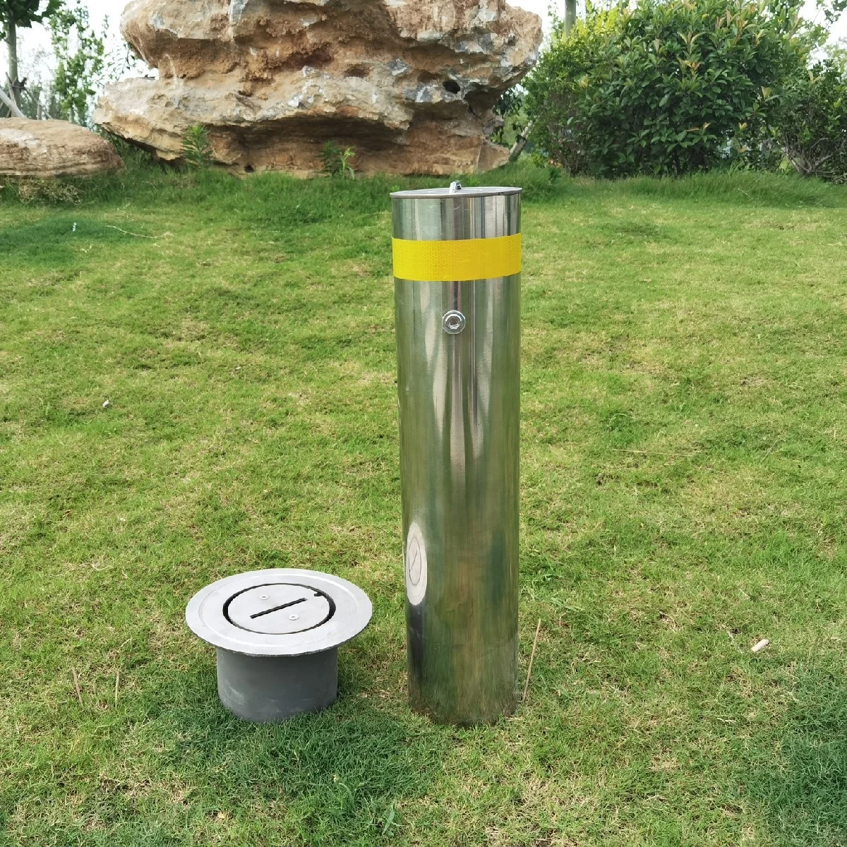 Entrance and exit roadblocks stainless steel lifting column anti-collision column anti-collision road bollard