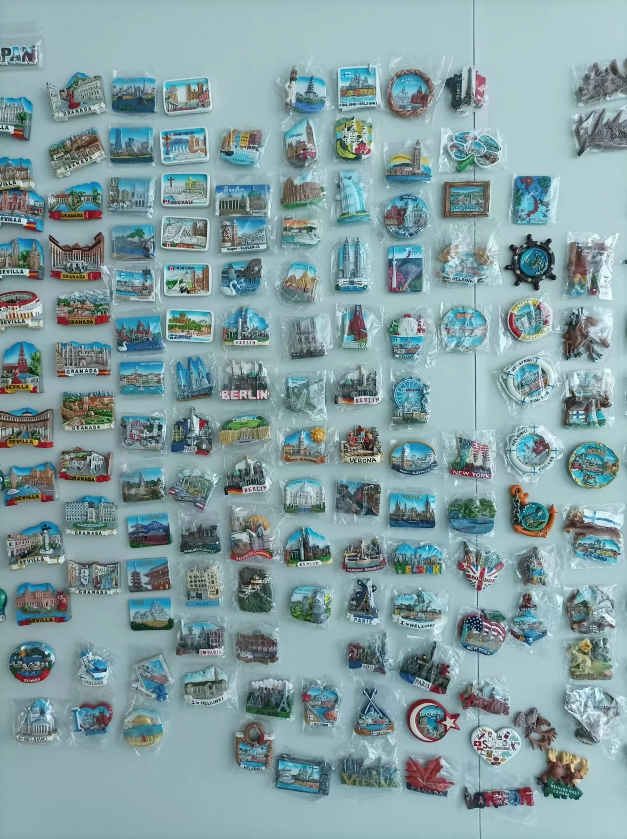 Custom Cheap hand-painted resin craft magnet figure tourist souvenir water globe Tower of London resin snow globe gift souvenirs