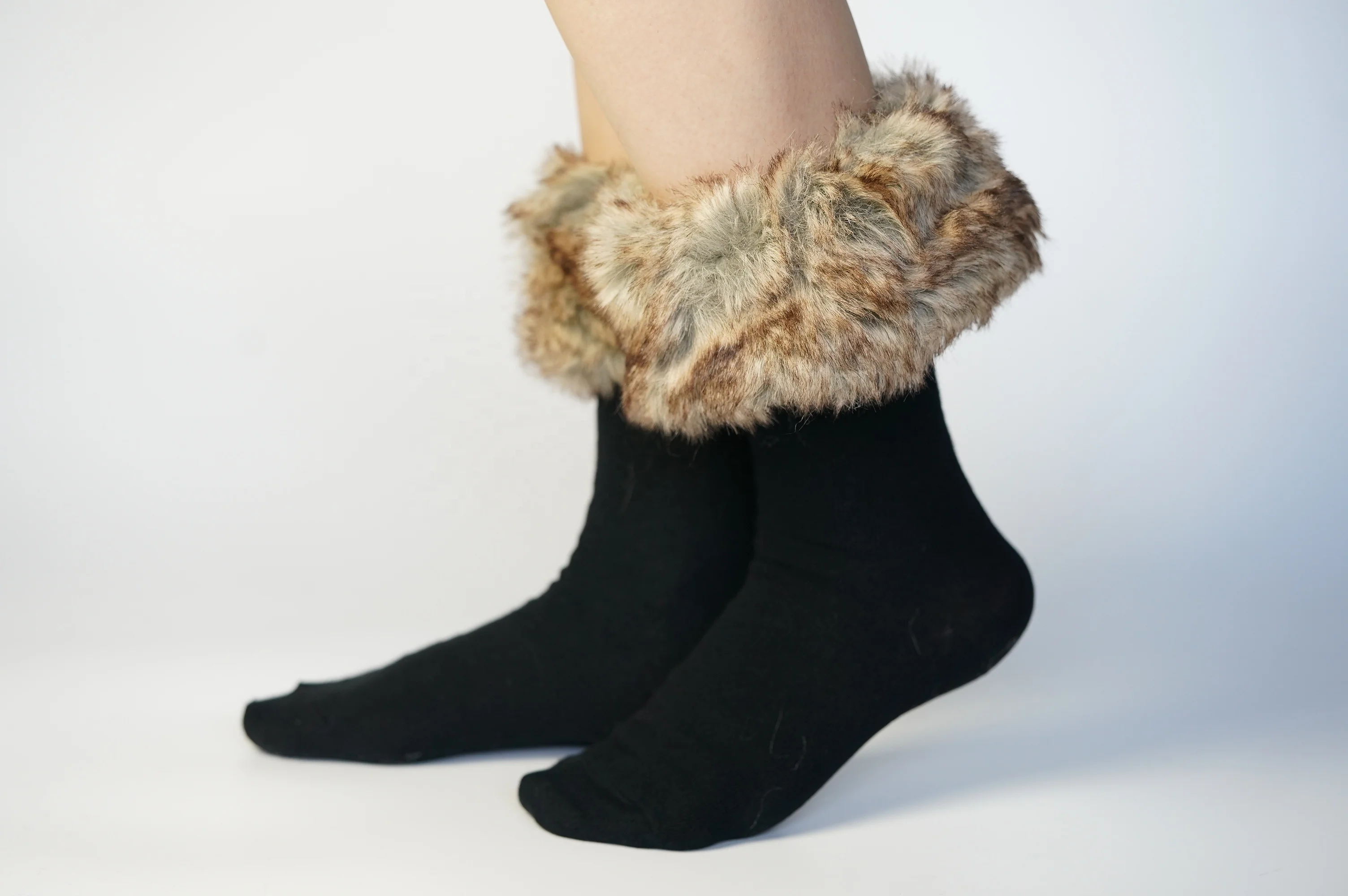 OEM Wholesale Fashion Fluffy crew Hosiery Custom Logo Women Faux Fur Cuff Socks