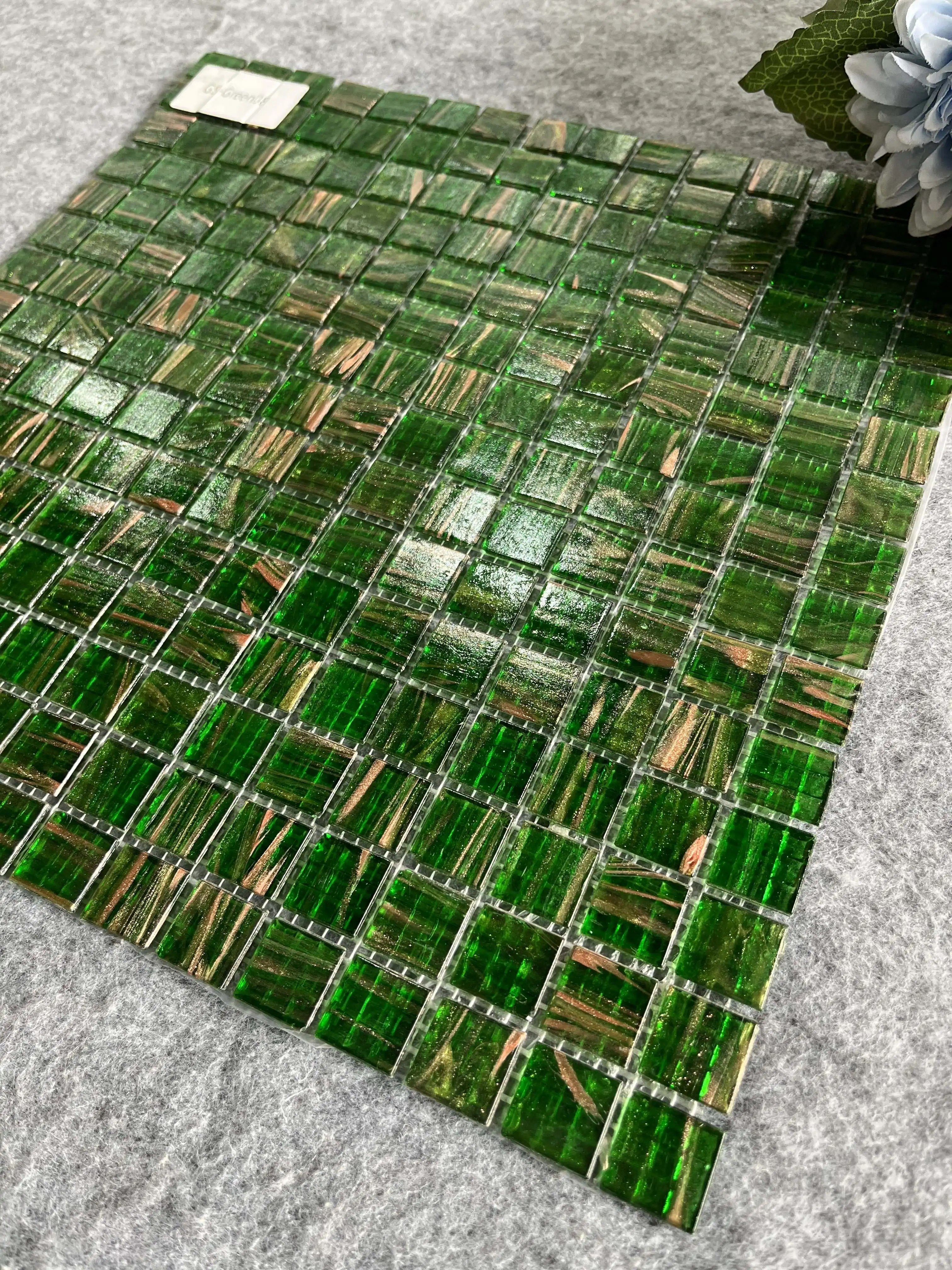 Wholesale Foshan Swimming Pool Mosaic Tile Professional Supplier Kitchen Backsplash Wall Tile Green Gold Lines Glass Mosaic