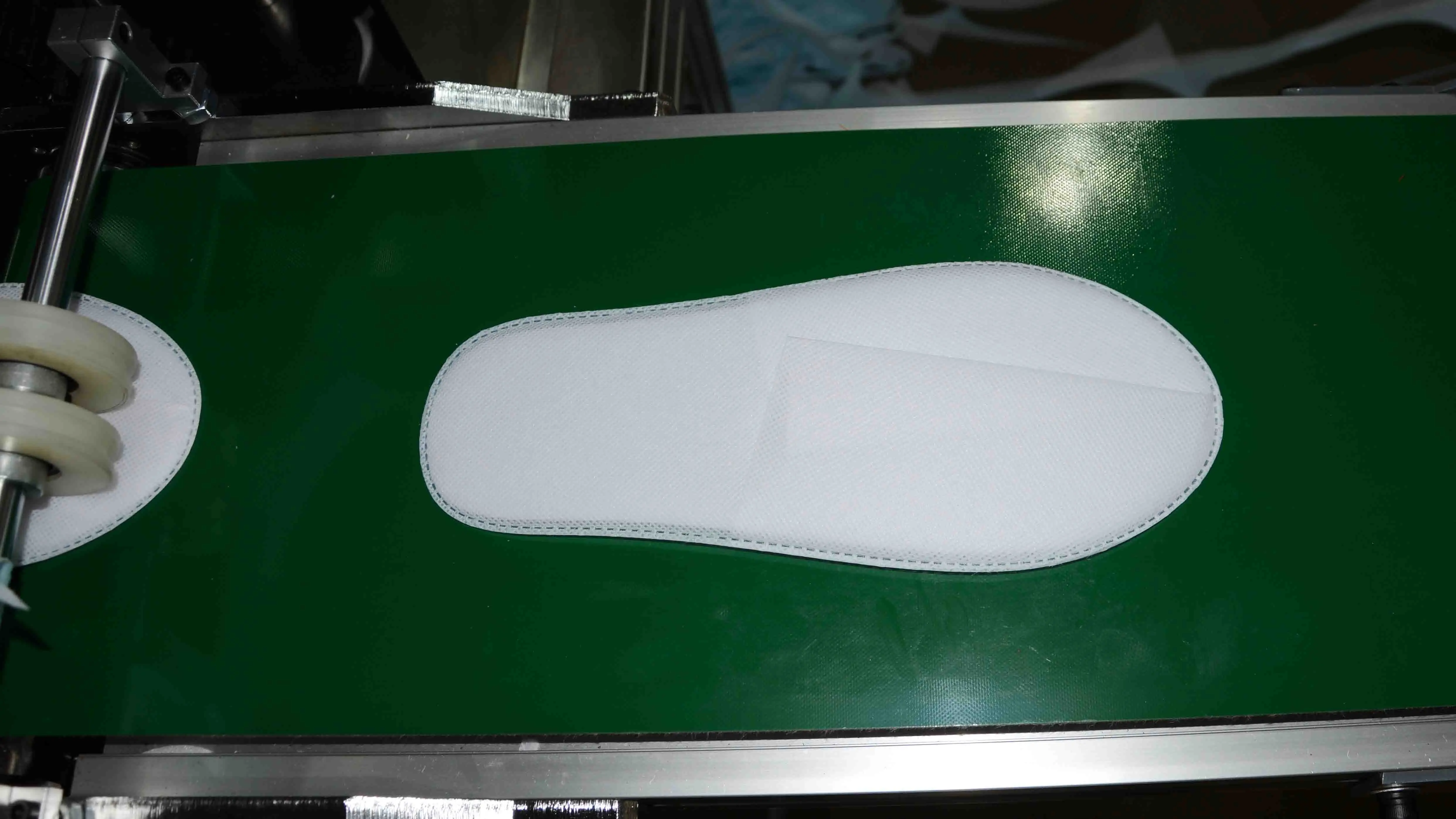 Автоматическое ультразвуковое оборудование для использования в гостиницах, одноразовая машина для производства нетканых тапочек