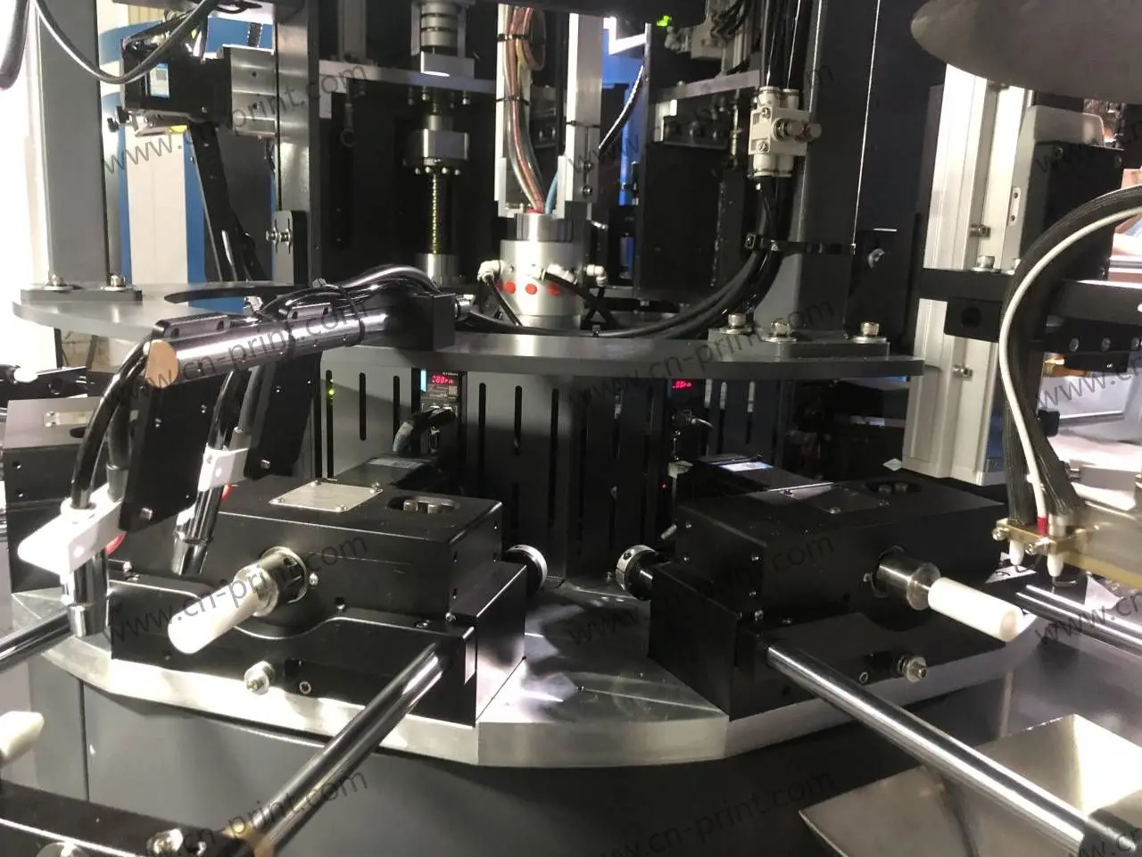 Factory High Speed 2 color Full Automatic Glass Screen Printing Machine With Feeding And Unloading Conveyor Belt For Wine Bottle