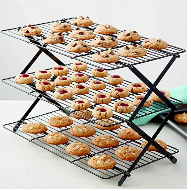 Collapsable storage tray