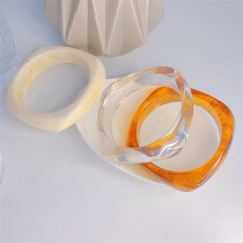2021 New Hyperbole Creamy-white Amber Resin Irregular Round Clear Bangle Acrylic Bracelet for Women Jewelry Accessories