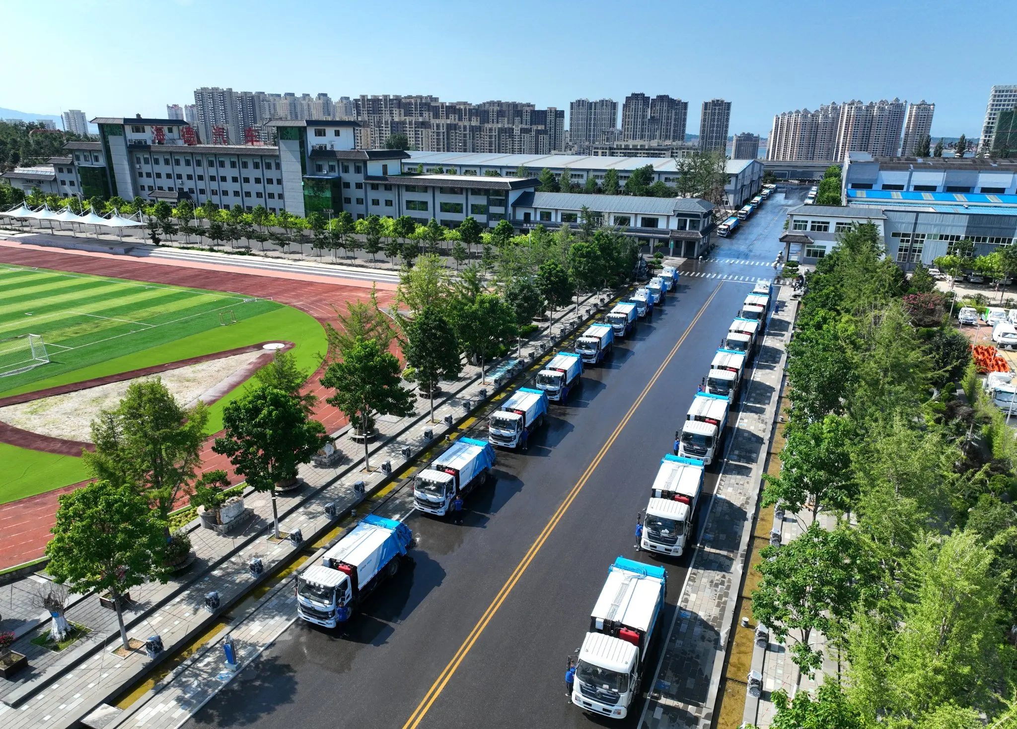 Rear loading compactor garbage truck