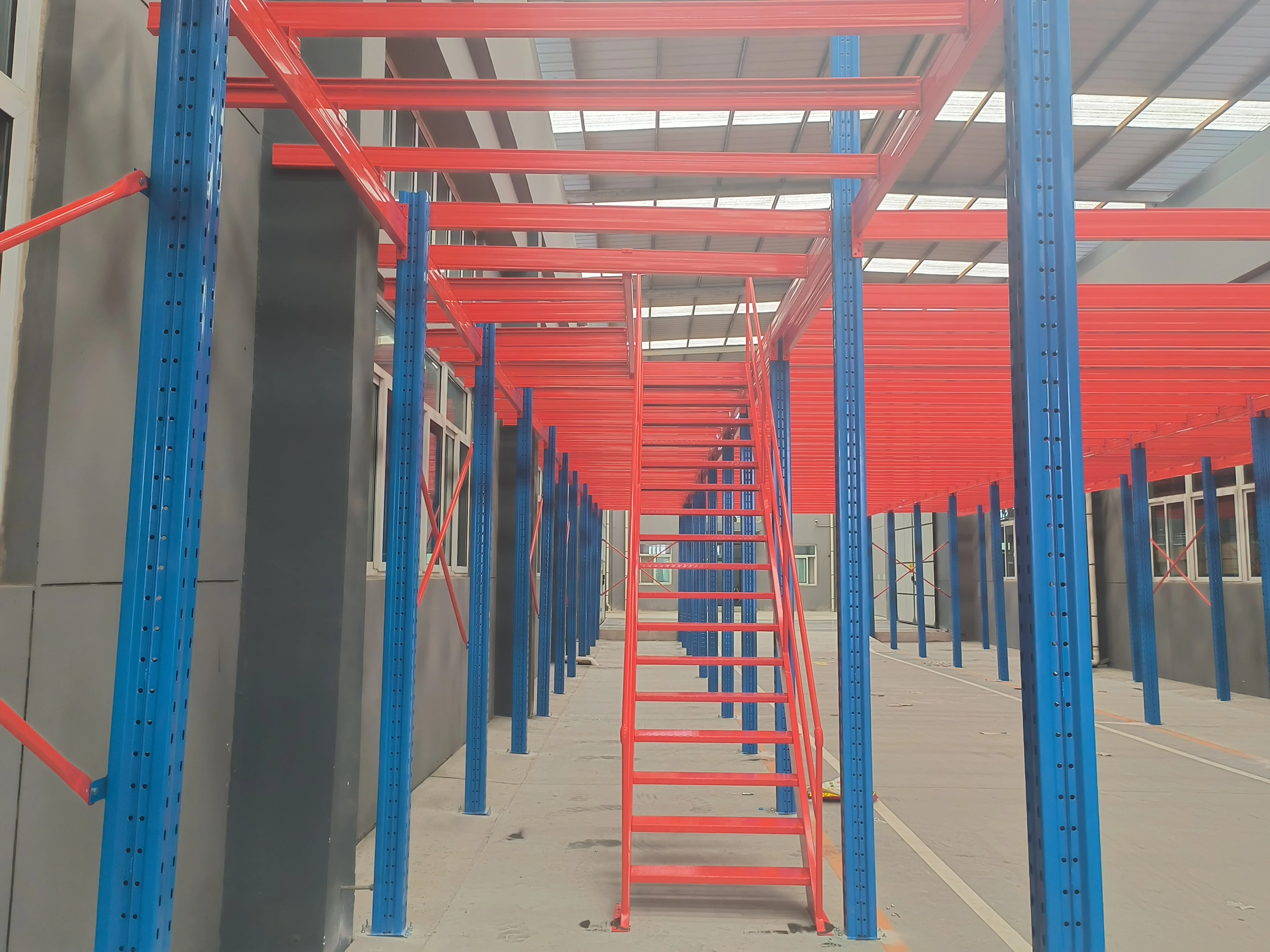 Полка для хранения чердака из стального материала Съемная легкая в сборке полка платформа