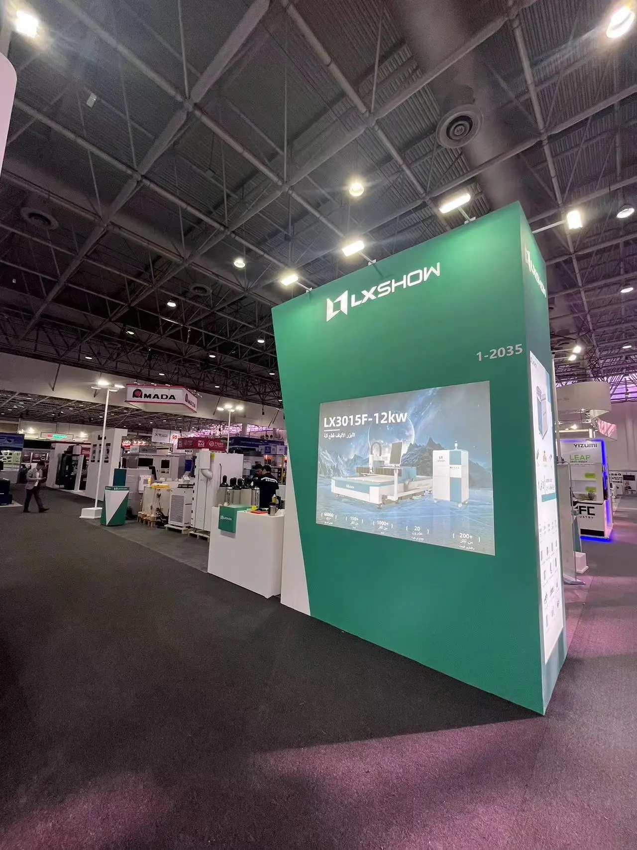 Lxshow Fiber Laser Automatic Cutting Machine Round Square Shape 2000w Tube Steel Laser Cutting Machine