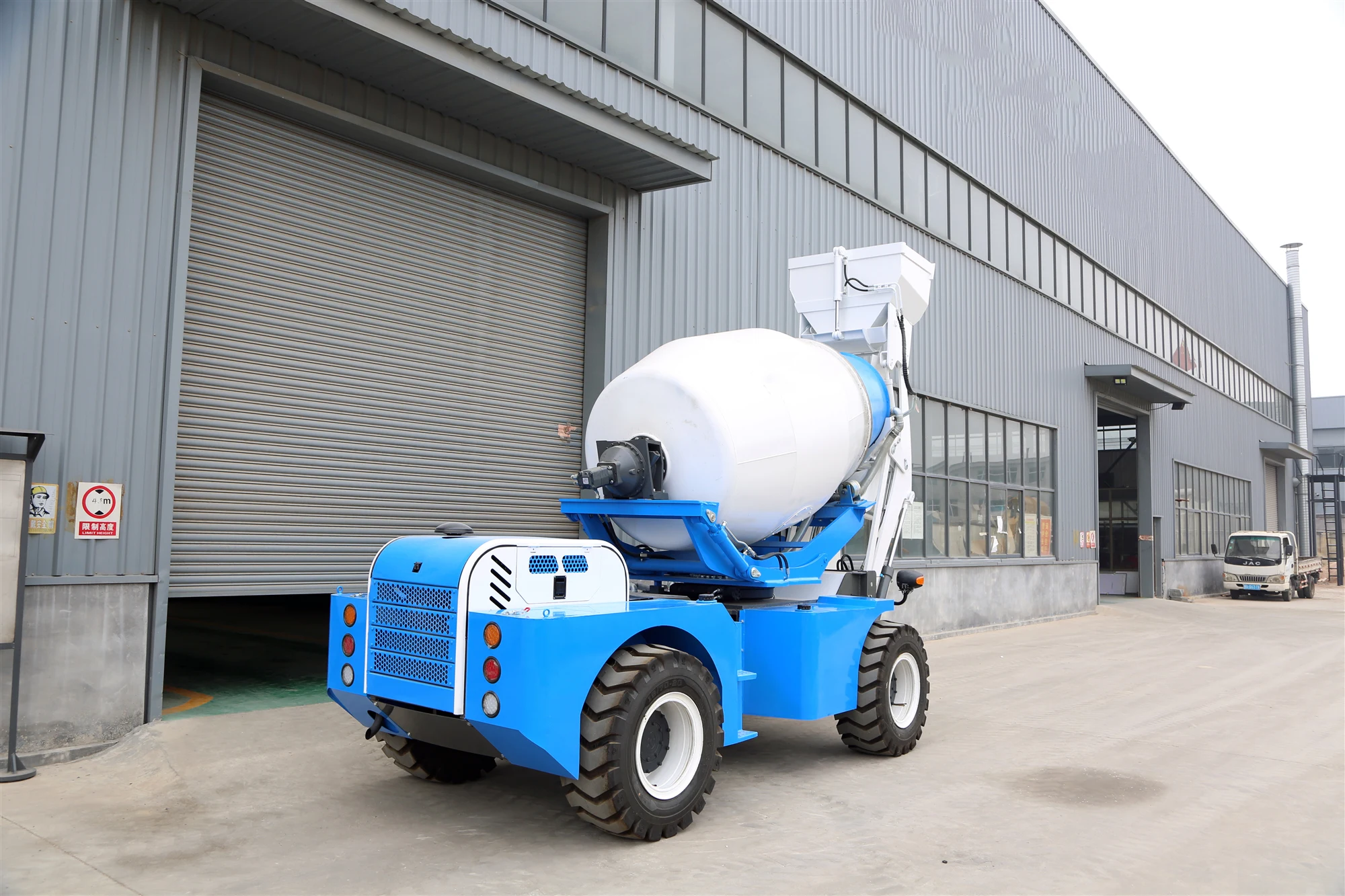 3.5m3 self loading Concrete Mixers Truck Price Concrete Mixer Truck moving 3.5 cubic truck