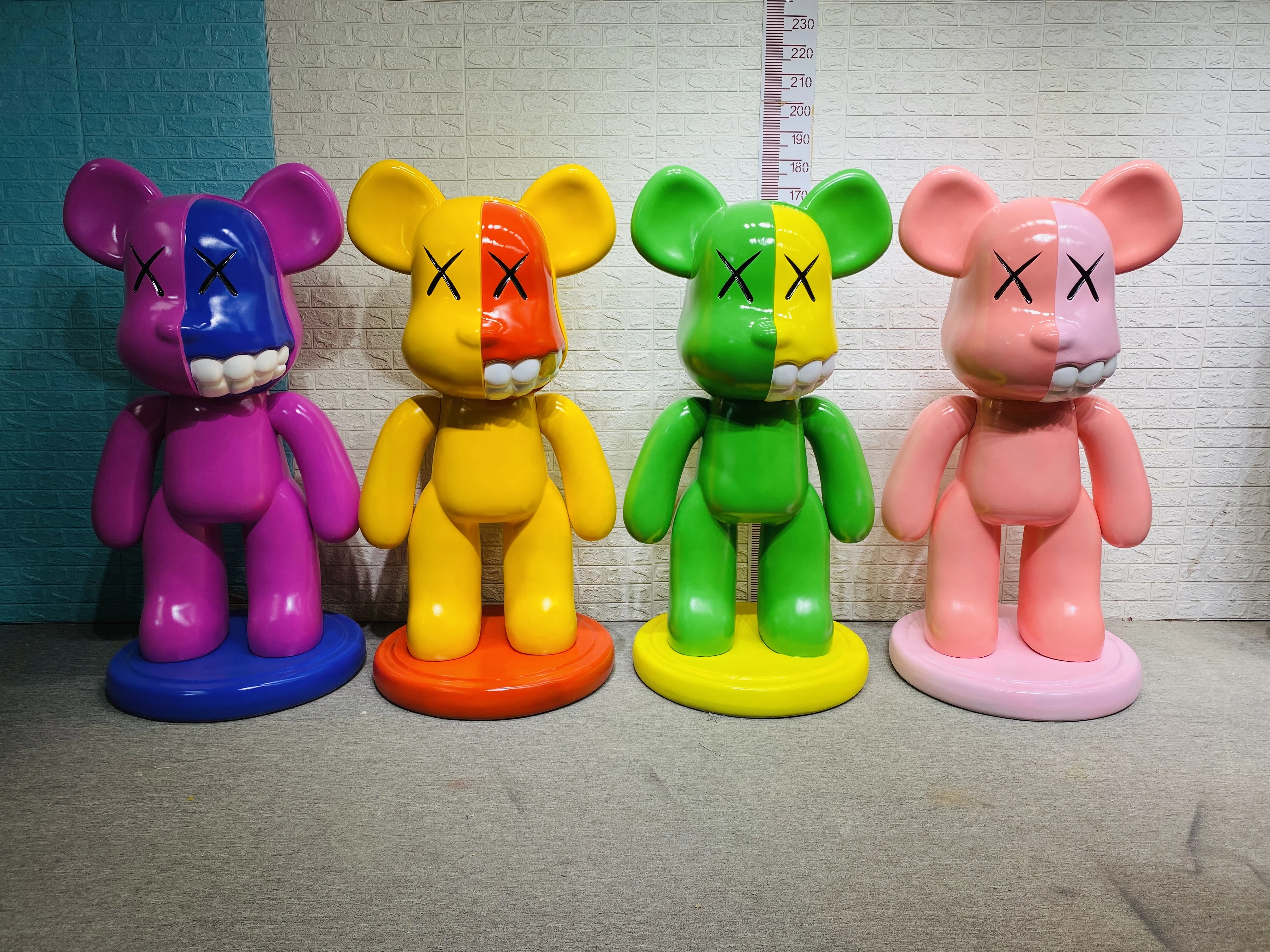 Outdoor 1.3m Large Fiberglass Bear Sculpture Animal Sculpture For Shopping Mall Theme Park