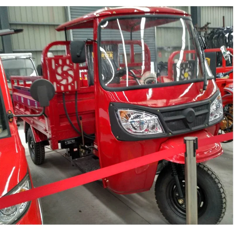 200cc customized three wheel cargo cabin  tricycle/ three wheeler motorcycle with semi-closed cabin