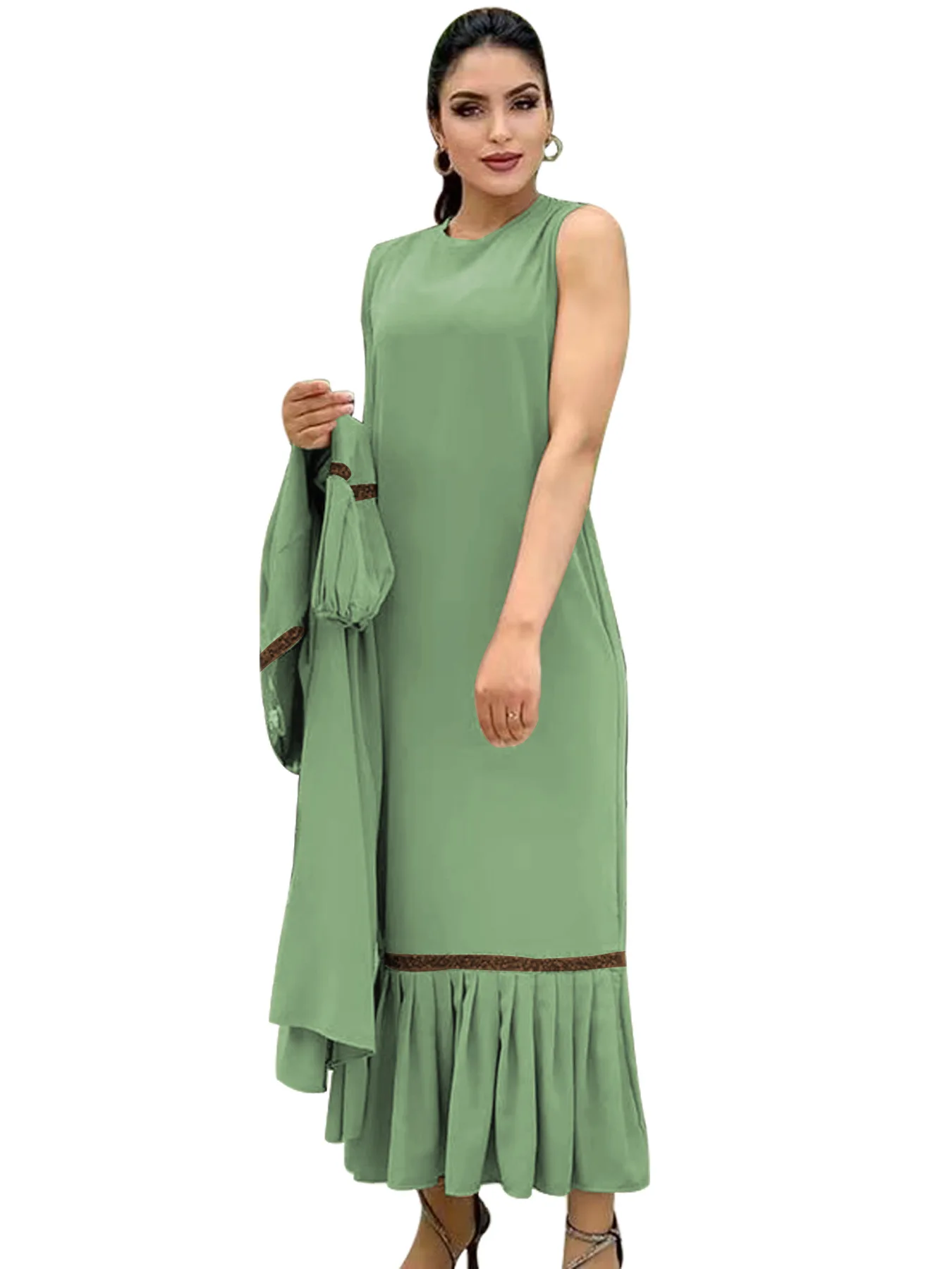 A trendy and elegant Middle Eastern dress paired with a popular new colored pearl in Europe and the United States