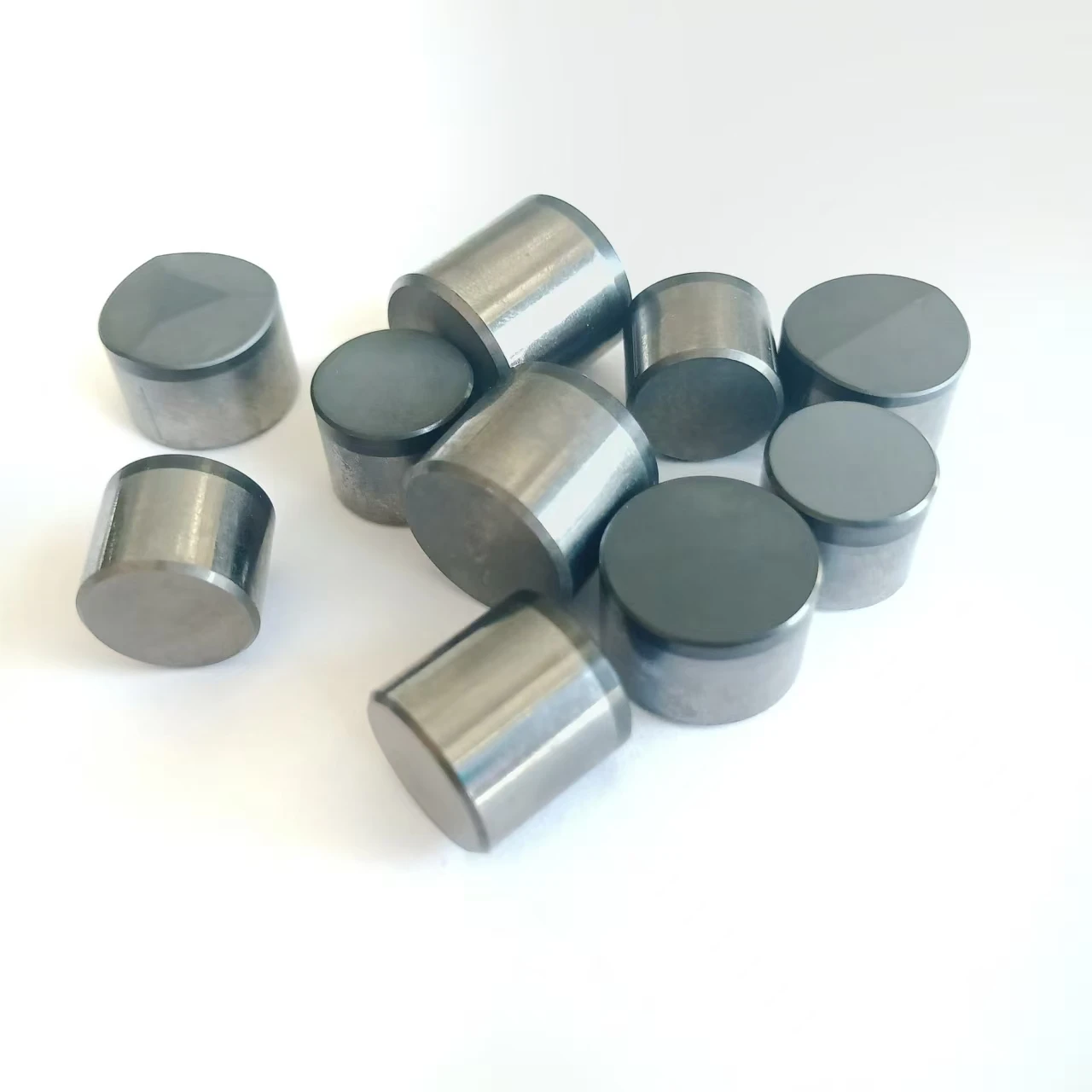 Imporved Efficiency PDC Cutters for Drill Bits Cutting Life Road Milling Operator Safety for Oil and Gas