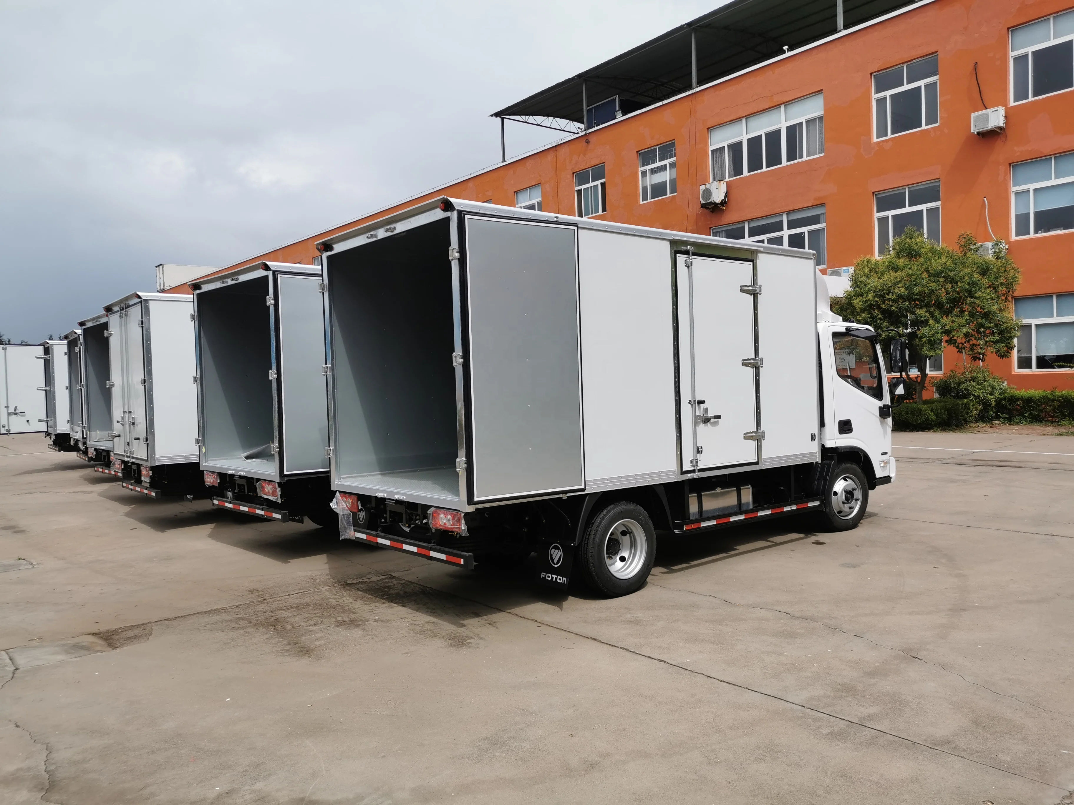 Good quality low price FOTON 6 wheeler 5 8 10 tons light duty van cargo