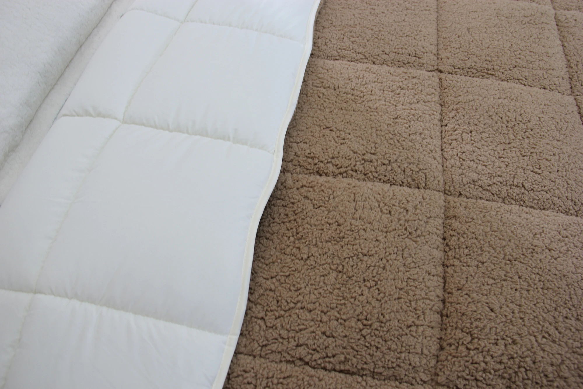 South America Hotsale Super Soft 100% Polyester Solid Lamb Flannel Fleece Winter Blanket Bed Quilt Comforter for Home