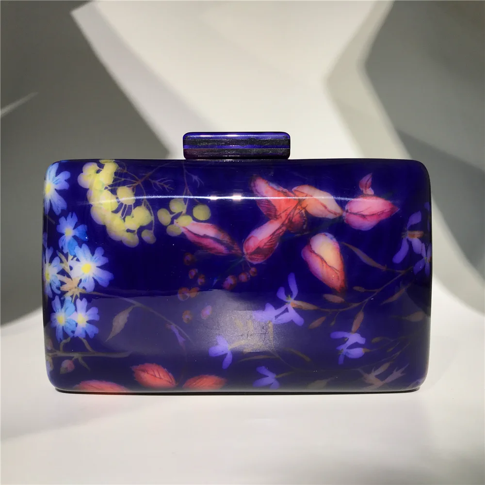 
Акриловая сумка-клатч хорошего качества с цветочным принтом 