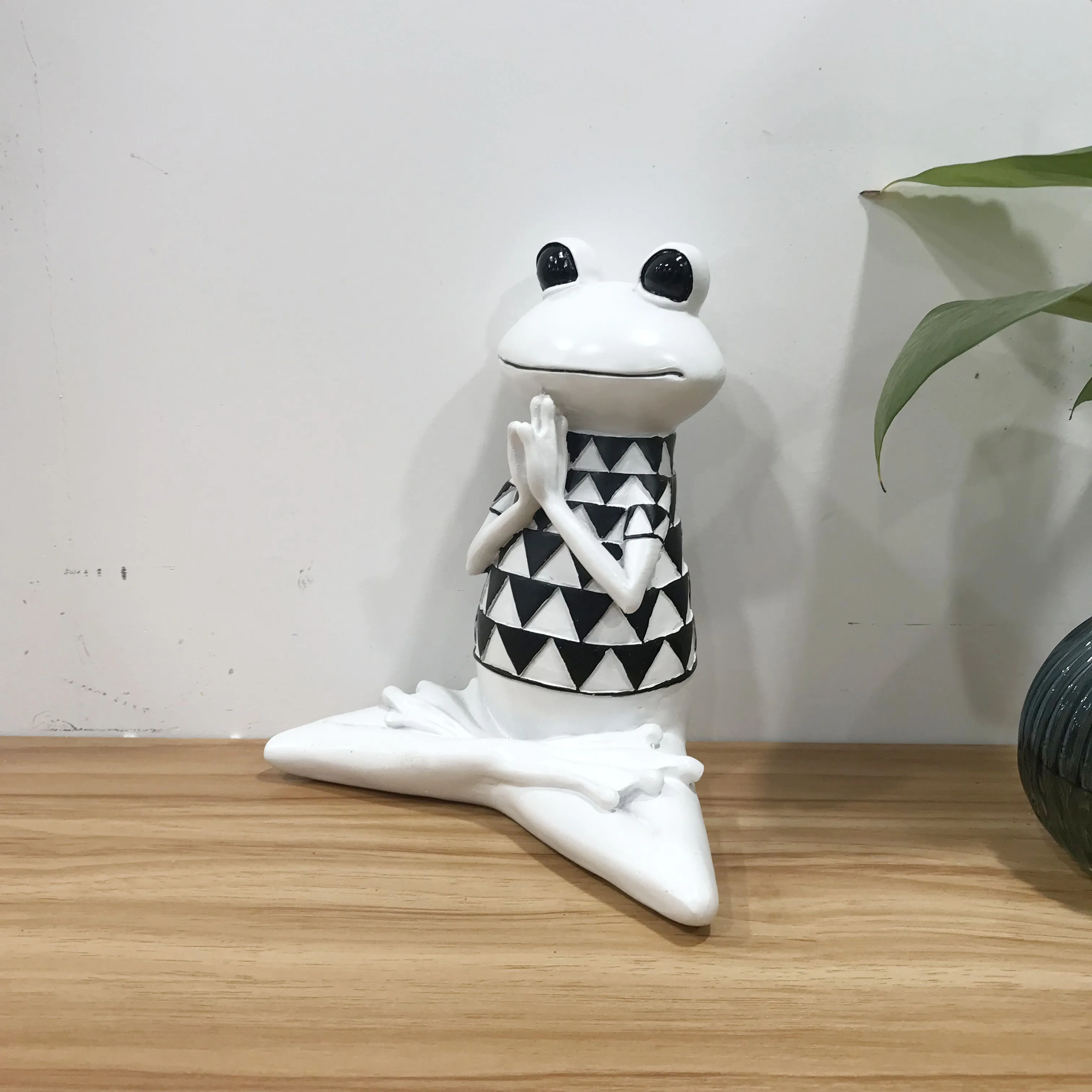 Hot Sale Resin Yoga Frog Sculpture White Store Decor Yoga Frog For Home Furnishing Decoration