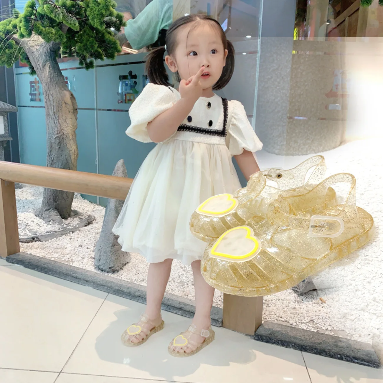 New Summer Baotou Soft Sole Flashing Crystal Transparent Little Girl Beach Quick Drying Princess Sandals For Children