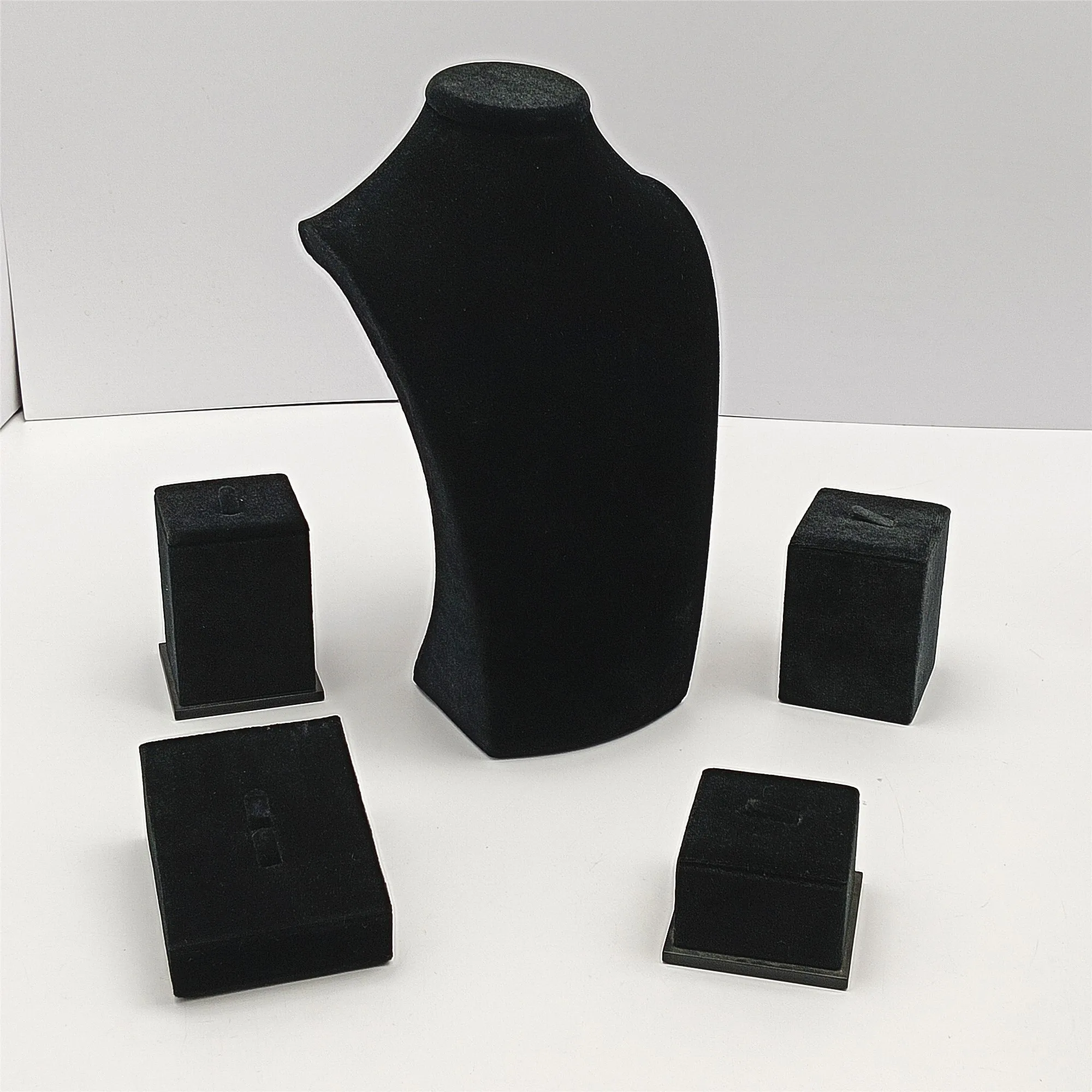 High-end custom black velvet wood jewelry display stand soft luxury jewelry display set for showing